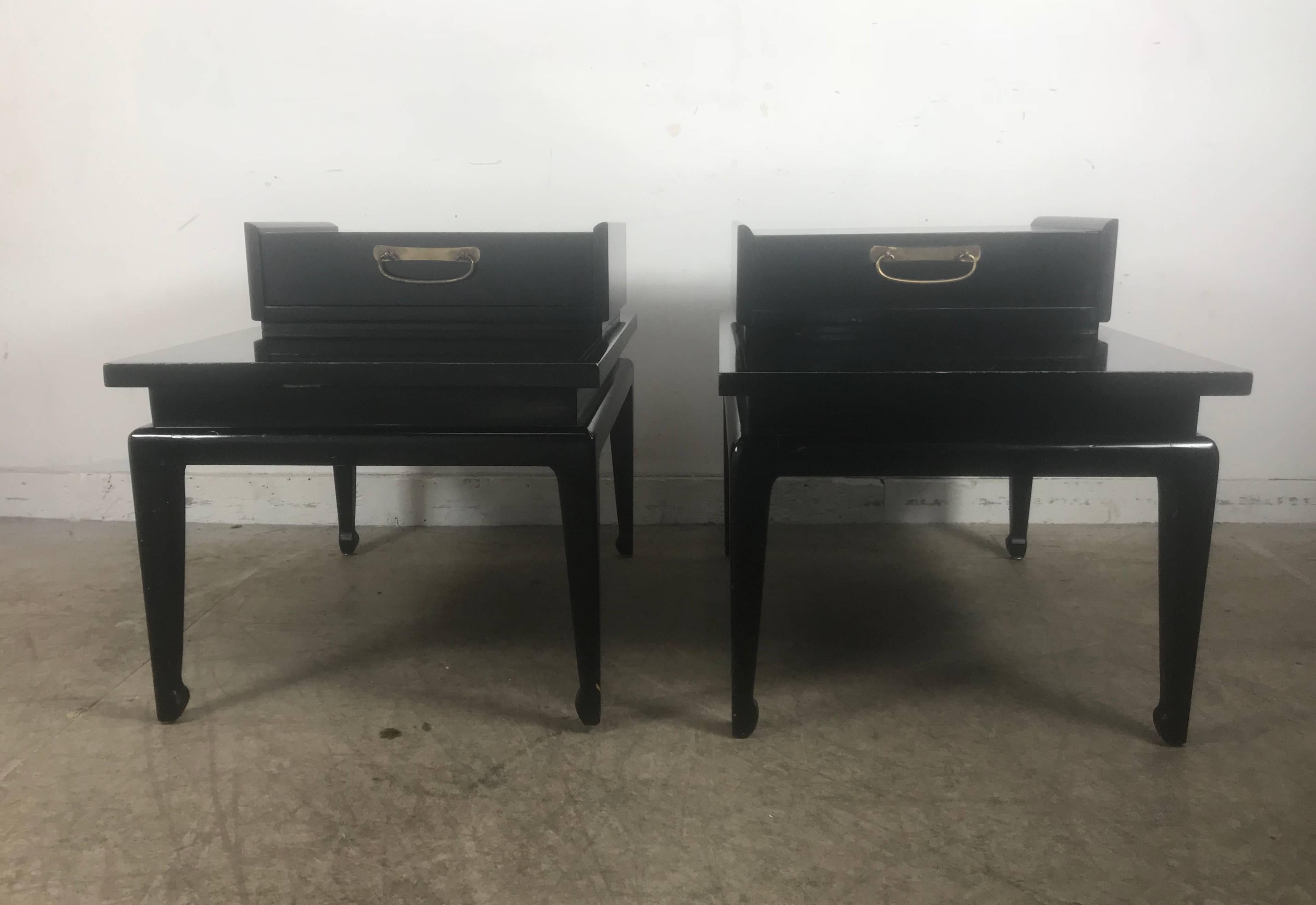 Asiatische moderne Beistelltische oder Ständer aus schwarzem Lack, American of Martinsville, Paar (Messing) im Angebot