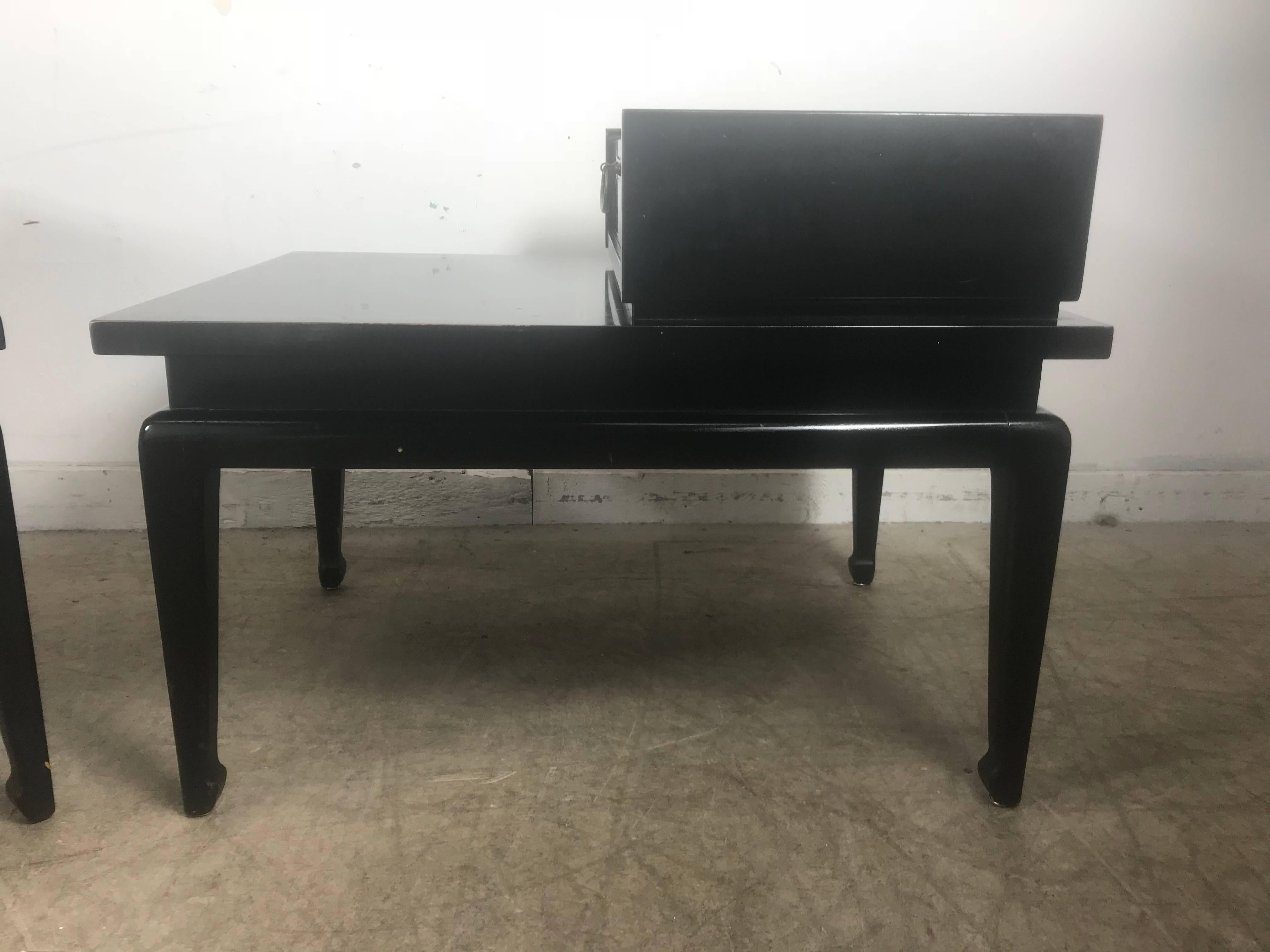 Asiatische moderne Beistelltische oder Ständer aus schwarzem Lack, American of Martinsville, Paar im Angebot 1