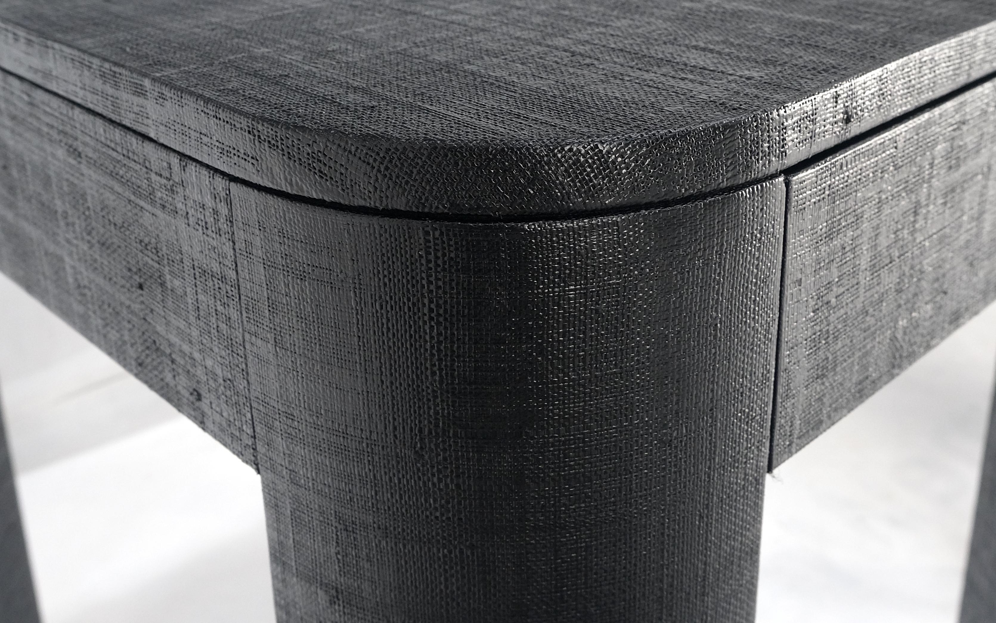 Paire de tables de chevet à un tiroir en laque noire enveloppée de tissu d'herbe MINT ! en vente 3
