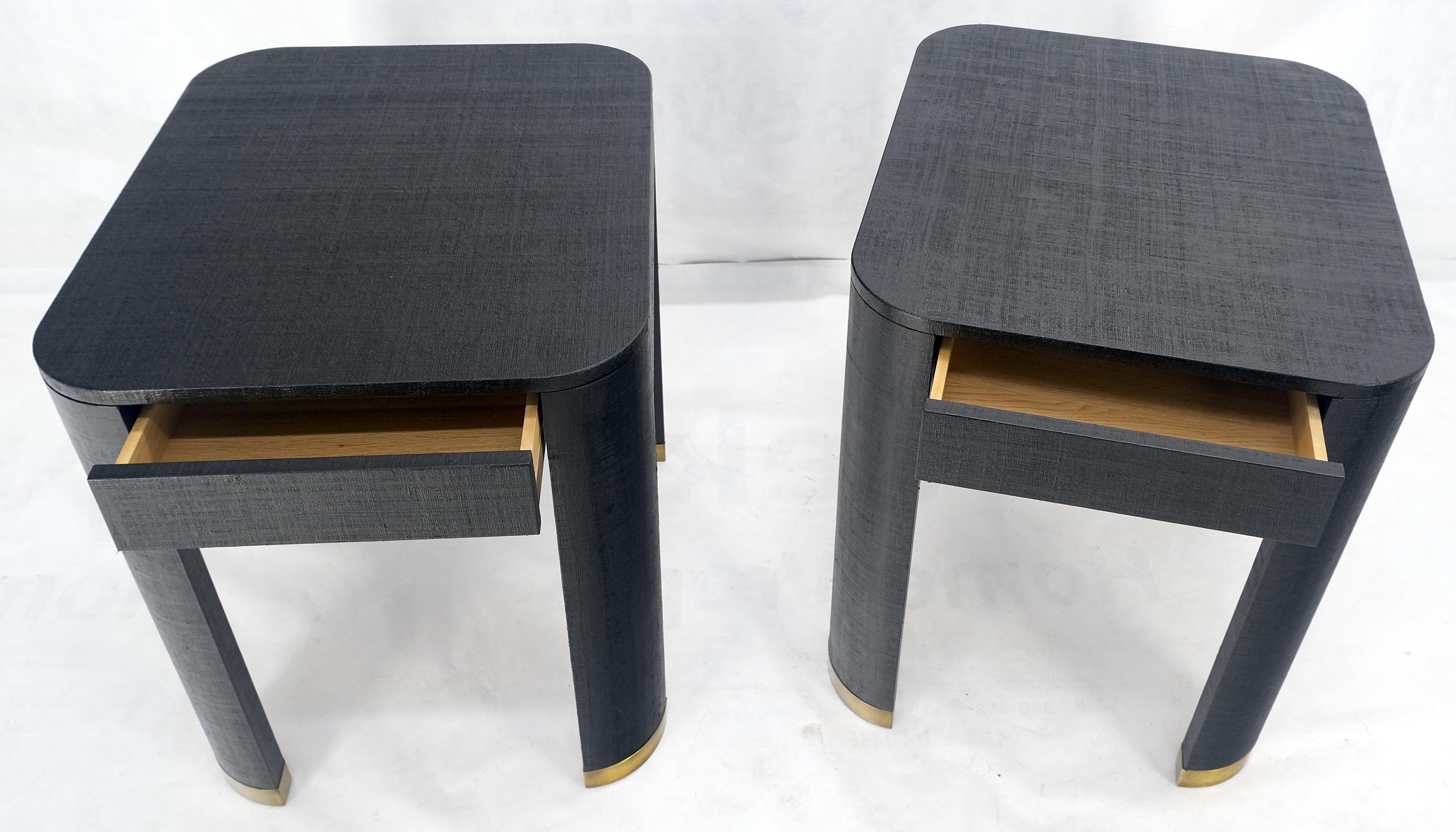 Mid-Century Modern Paire de tables de chevet à un tiroir en laque noire enveloppée de tissu d'herbe MINT ! en vente