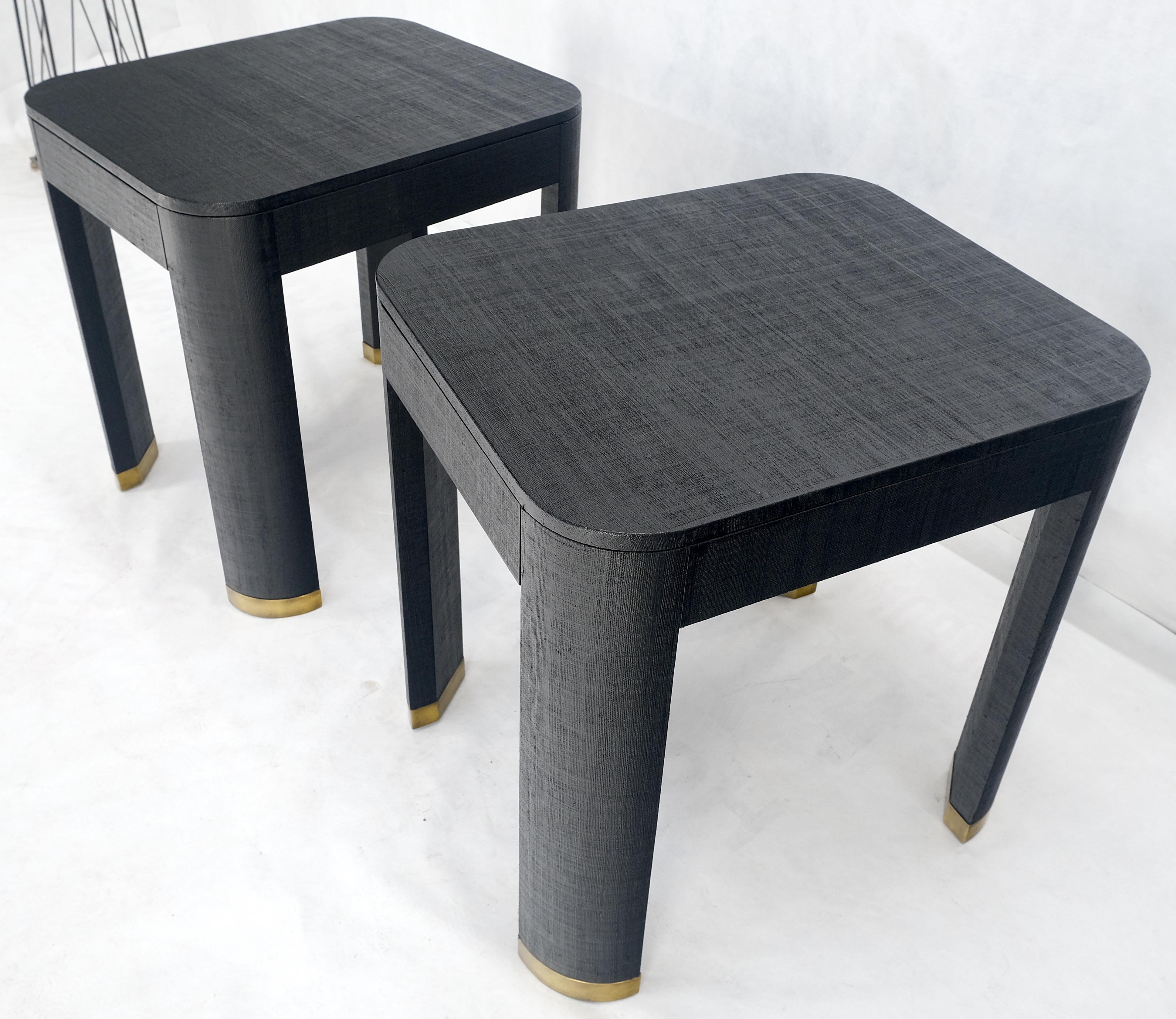 20ième siècle Paire de tables de chevet à un tiroir en laque noire enveloppée de tissu d'herbe MINT ! en vente
