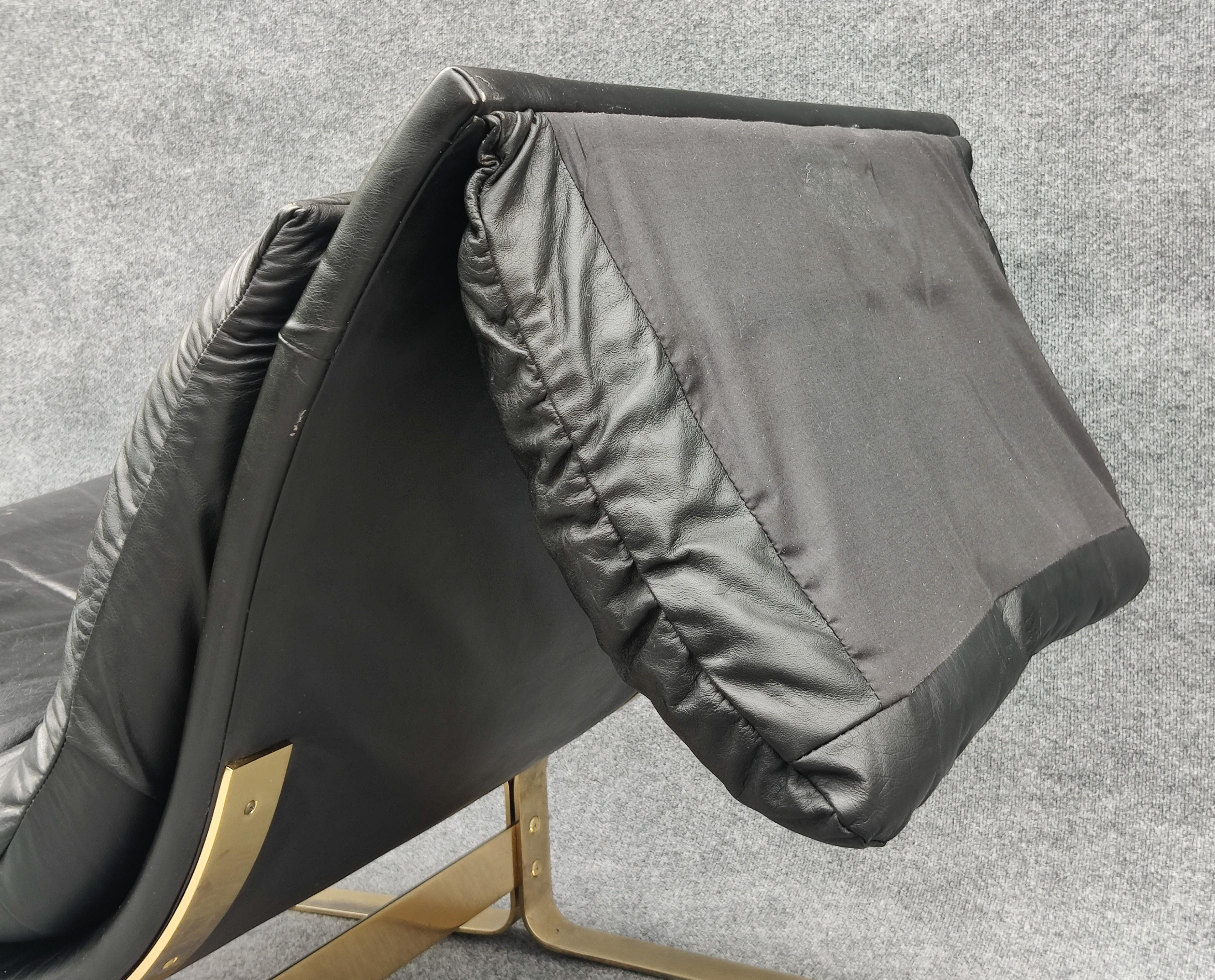 Paire de chaises longues en cuir noir et acier plaqué laiton Style Saporiti by Lane en vente 6