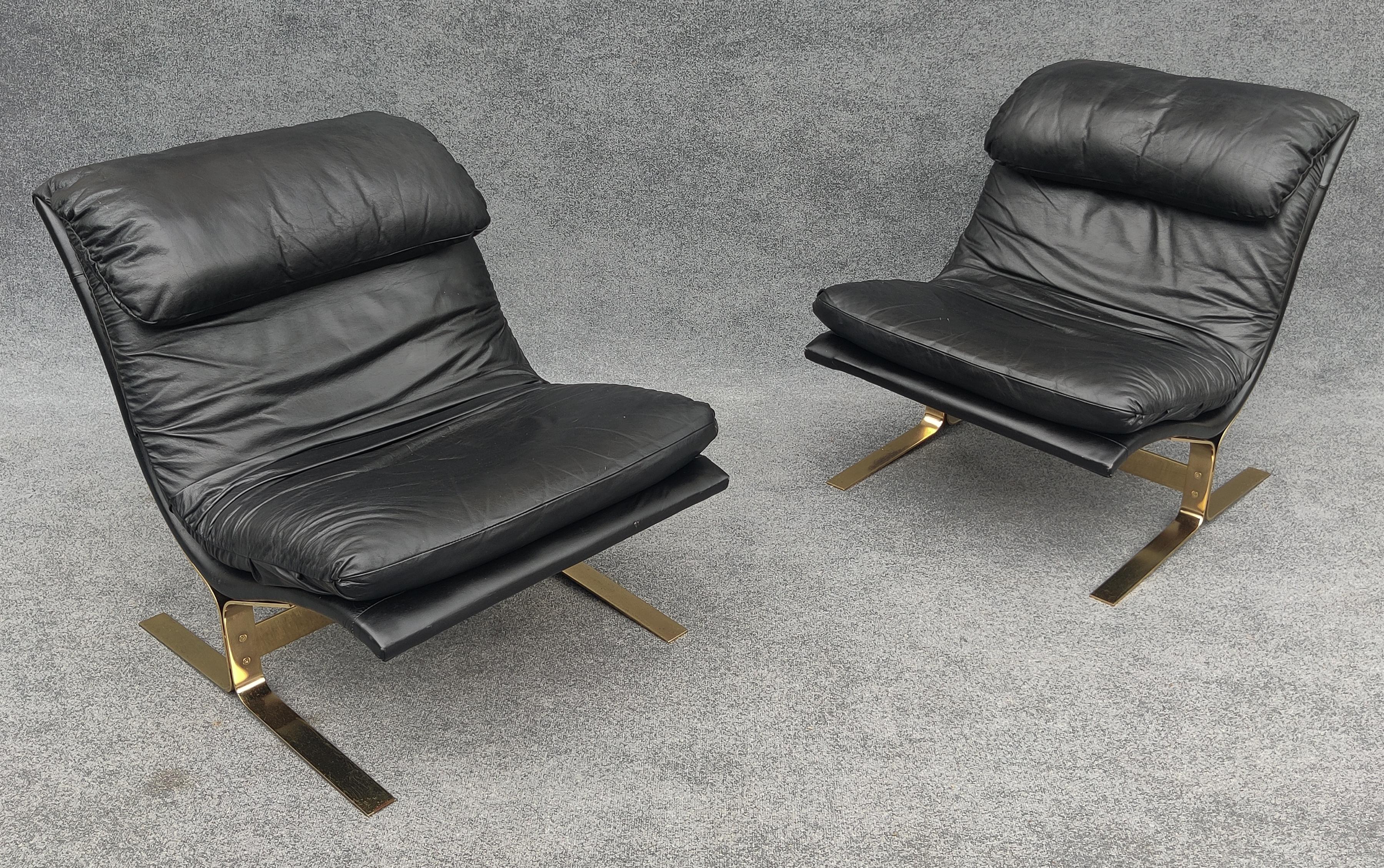 Basée sur un design rendu célèbre par l'icône italienne Giorgio Saporiti, cette paire de chaises de salon suit de près ses traces tout en conservant la réputation de Lane pour la qualité de la construction et des matériaux. Les bases en barres