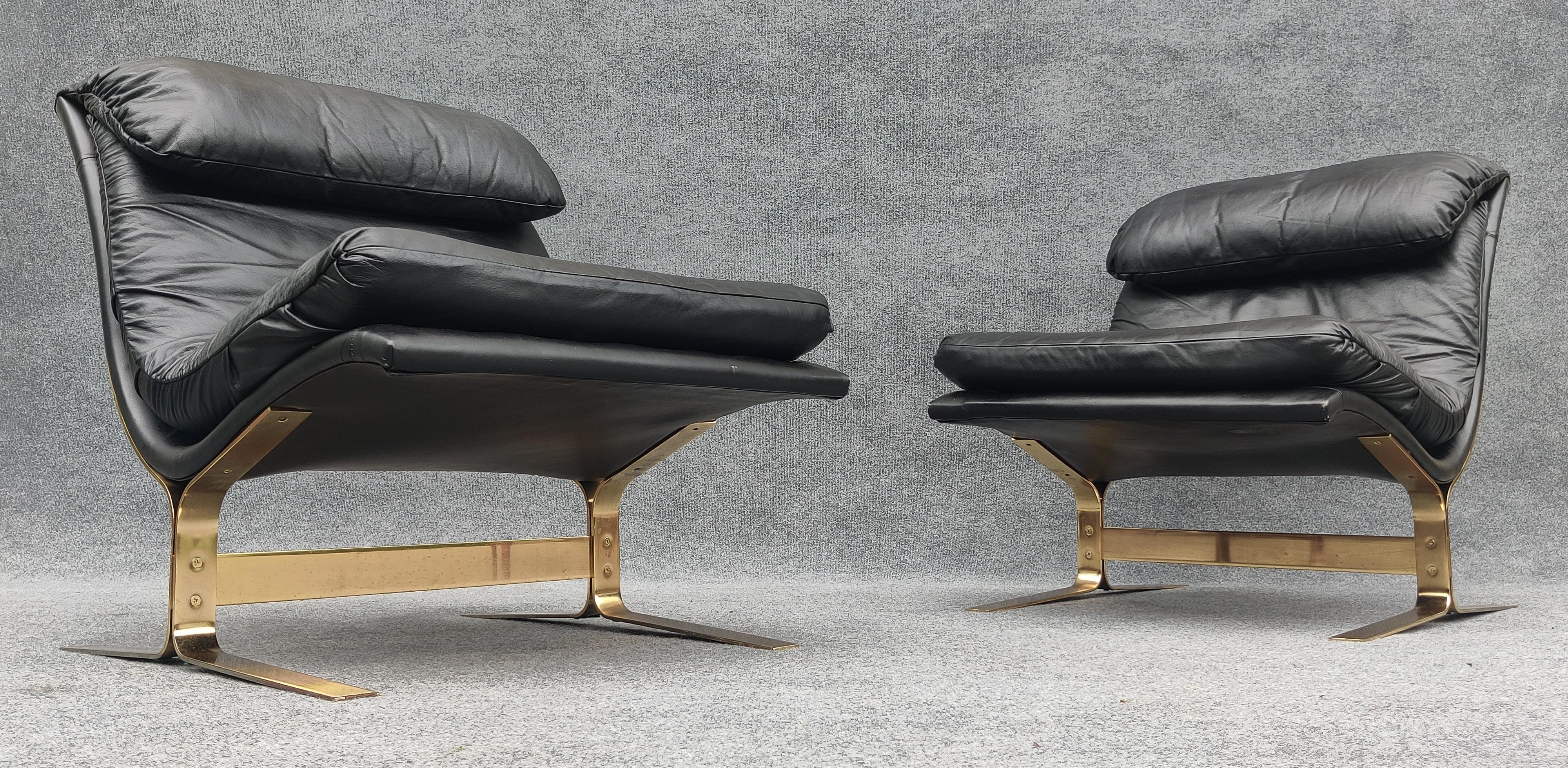 Mid-Century Modern Paire de chaises longues en cuir noir et acier plaqué laiton Style Saporiti by Lane en vente