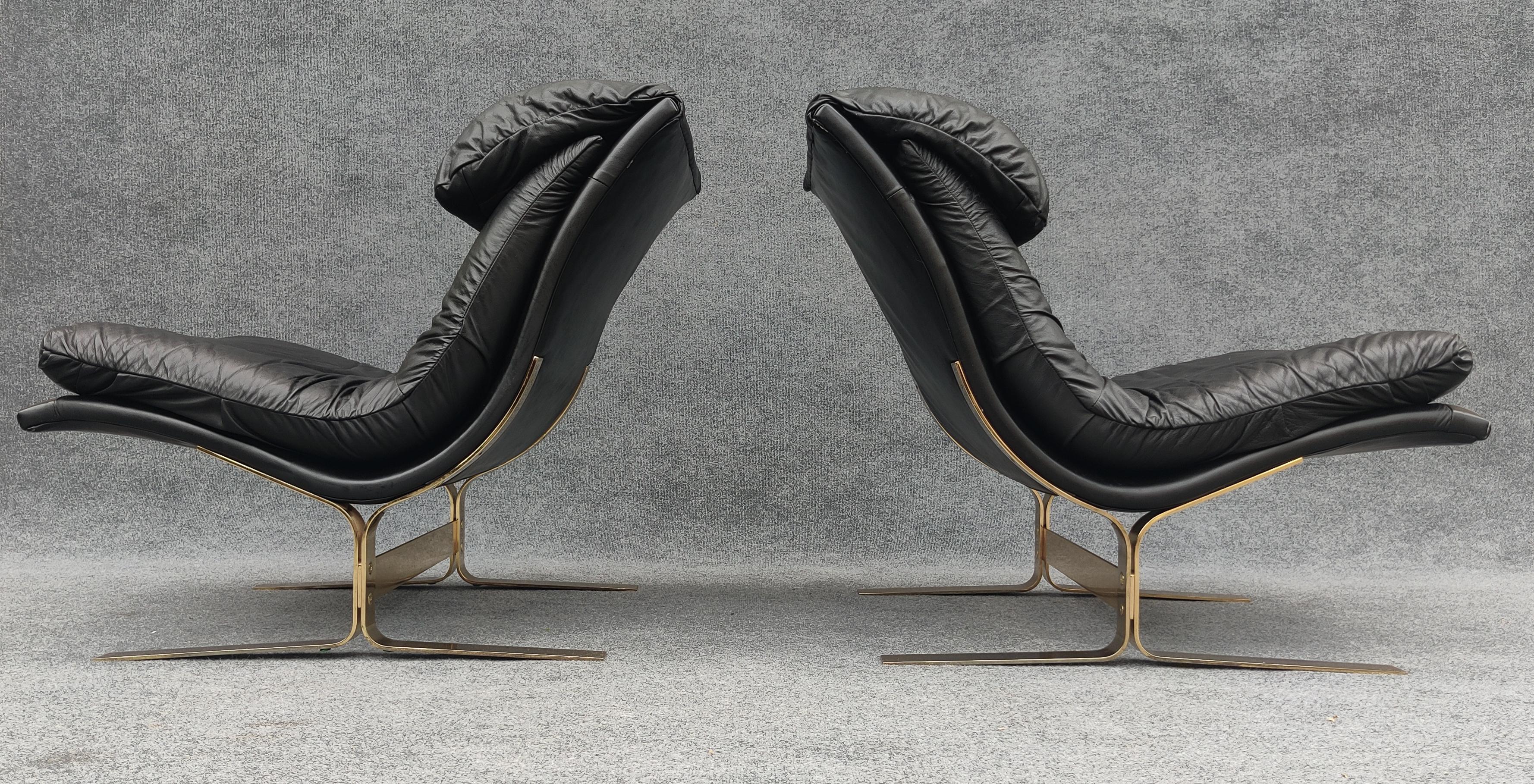 Américain Paire de chaises longues en cuir noir et acier plaqué laiton Style Saporiti by Lane en vente