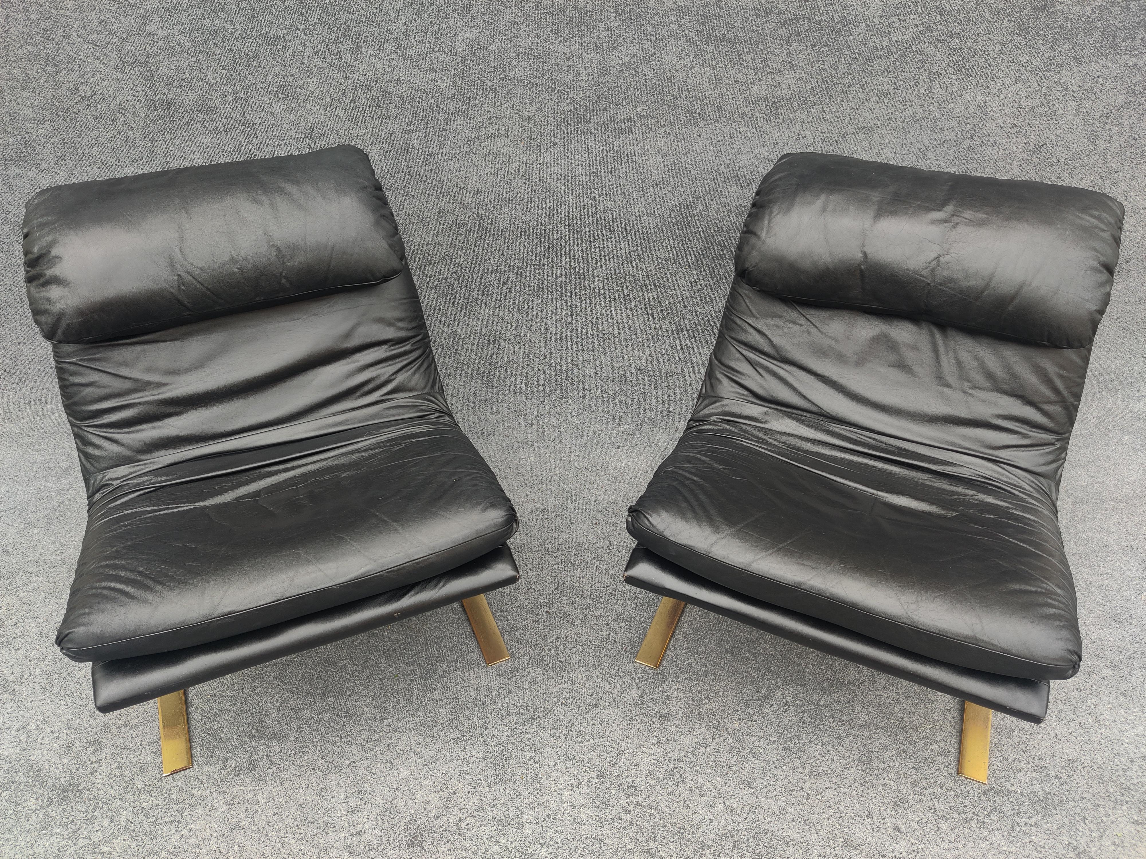 Pair Black Leather & Brass Plated Steel Lounge Chairs Style of Saporiti by Lane In Good Condition For Sale In Philadelphia, PA