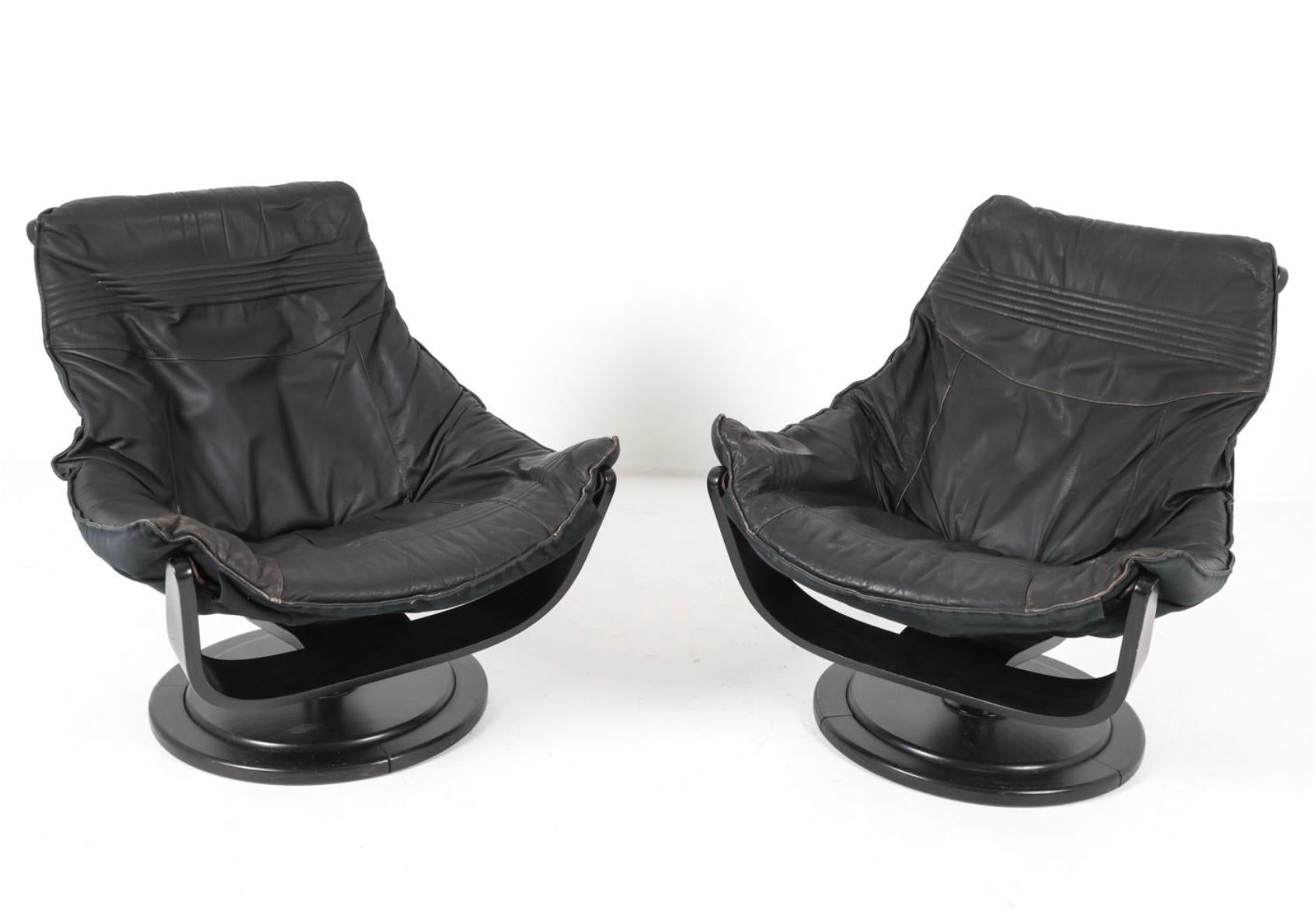 Paire de chaises hautes Flight par Takeshita Okamura & Erik Marquardsen pour Nelo of Sweden. Toutes les chaises sont en cuir noir avec un cadre en bois laqué noir. Bon état vintage. Design/One très confortable. Les chaises sont pivotantes. Fabriqué