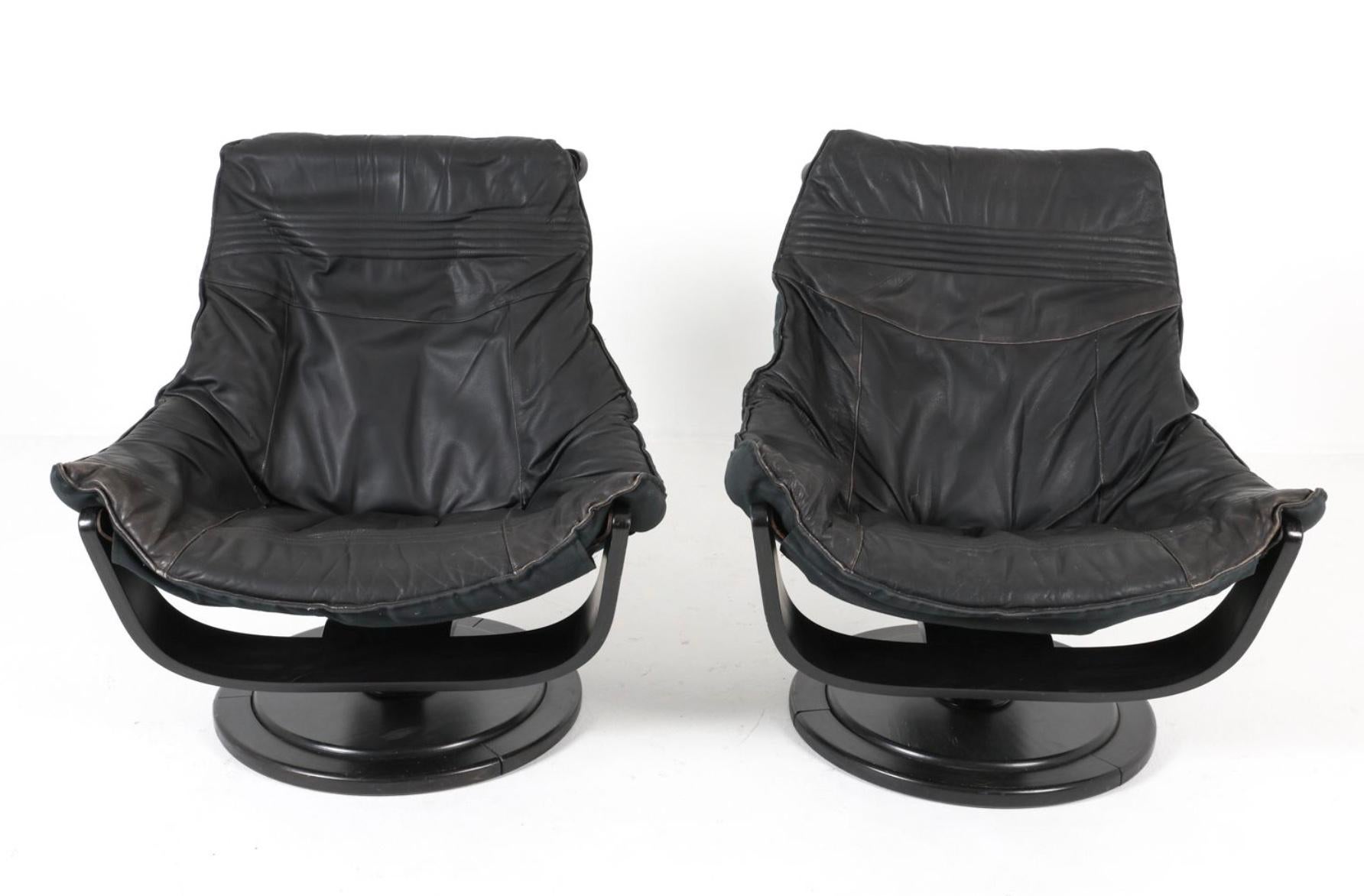 Postmoderne Paire de chaises hautes de vol en cuir noir par Takeshita Okamura & Erik Marquardsen en vente