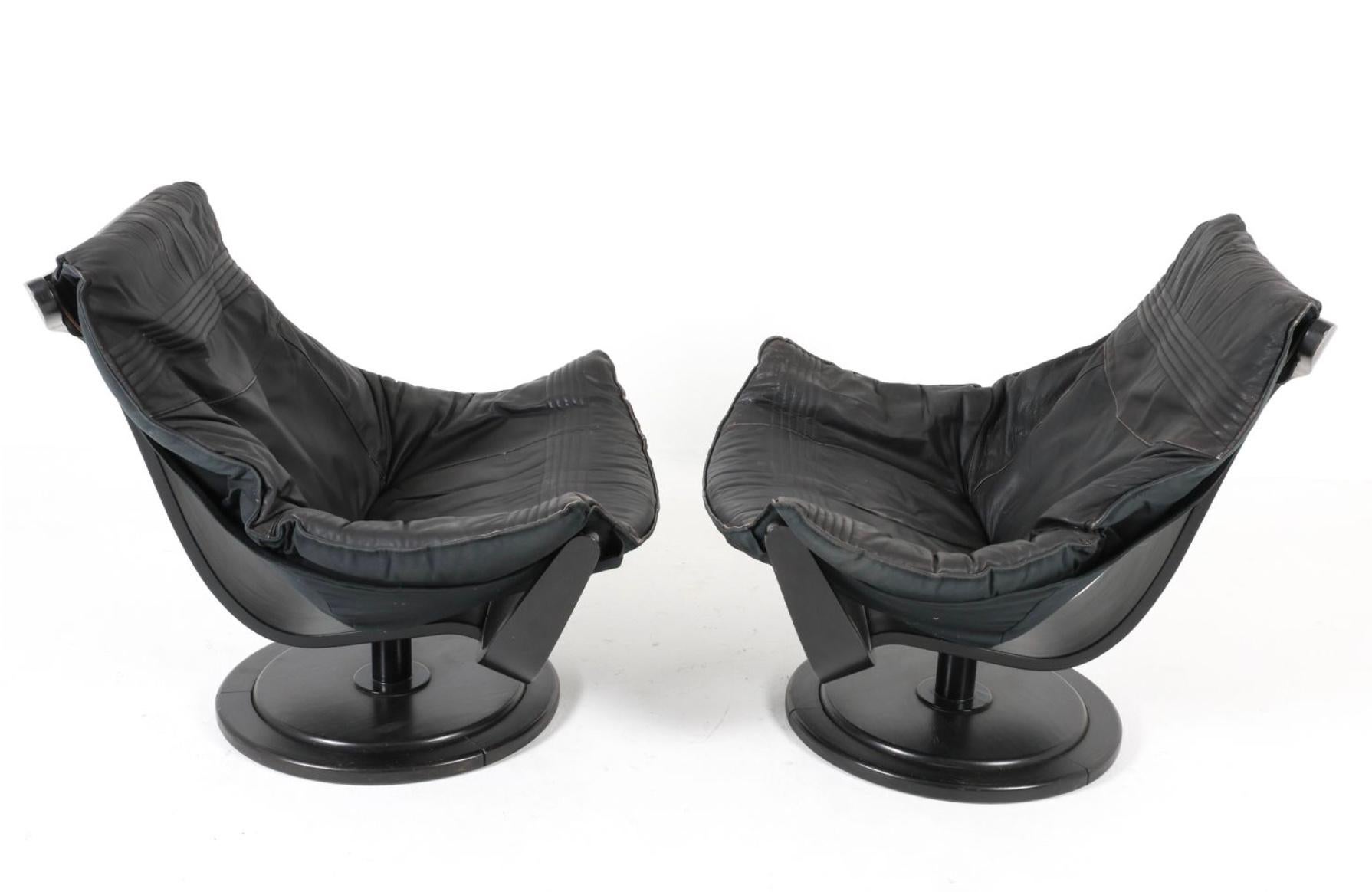 Suédois Paire de chaises hautes de vol en cuir noir par Takeshita Okamura & Erik Marquardsen en vente