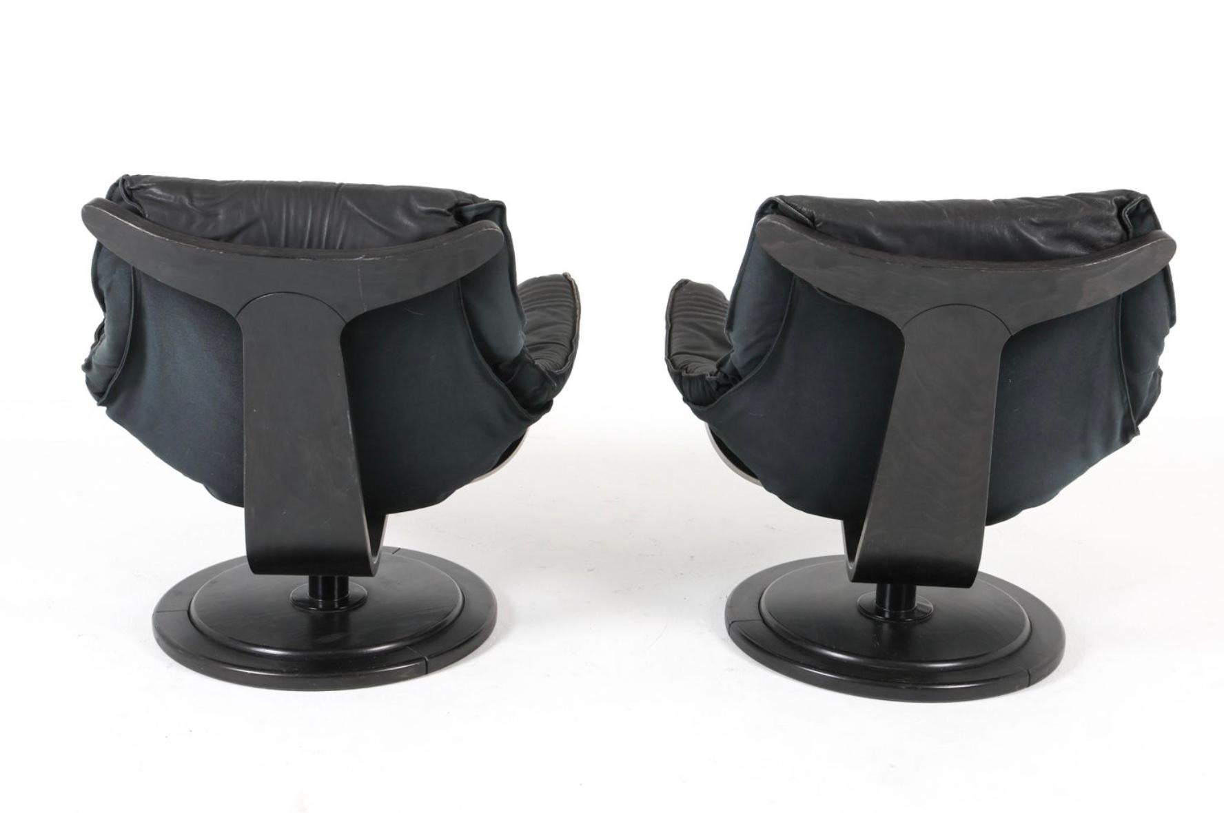 Travail du bois Paire de chaises hautes de vol en cuir noir par Takeshita Okamura & Erik Marquardsen en vente