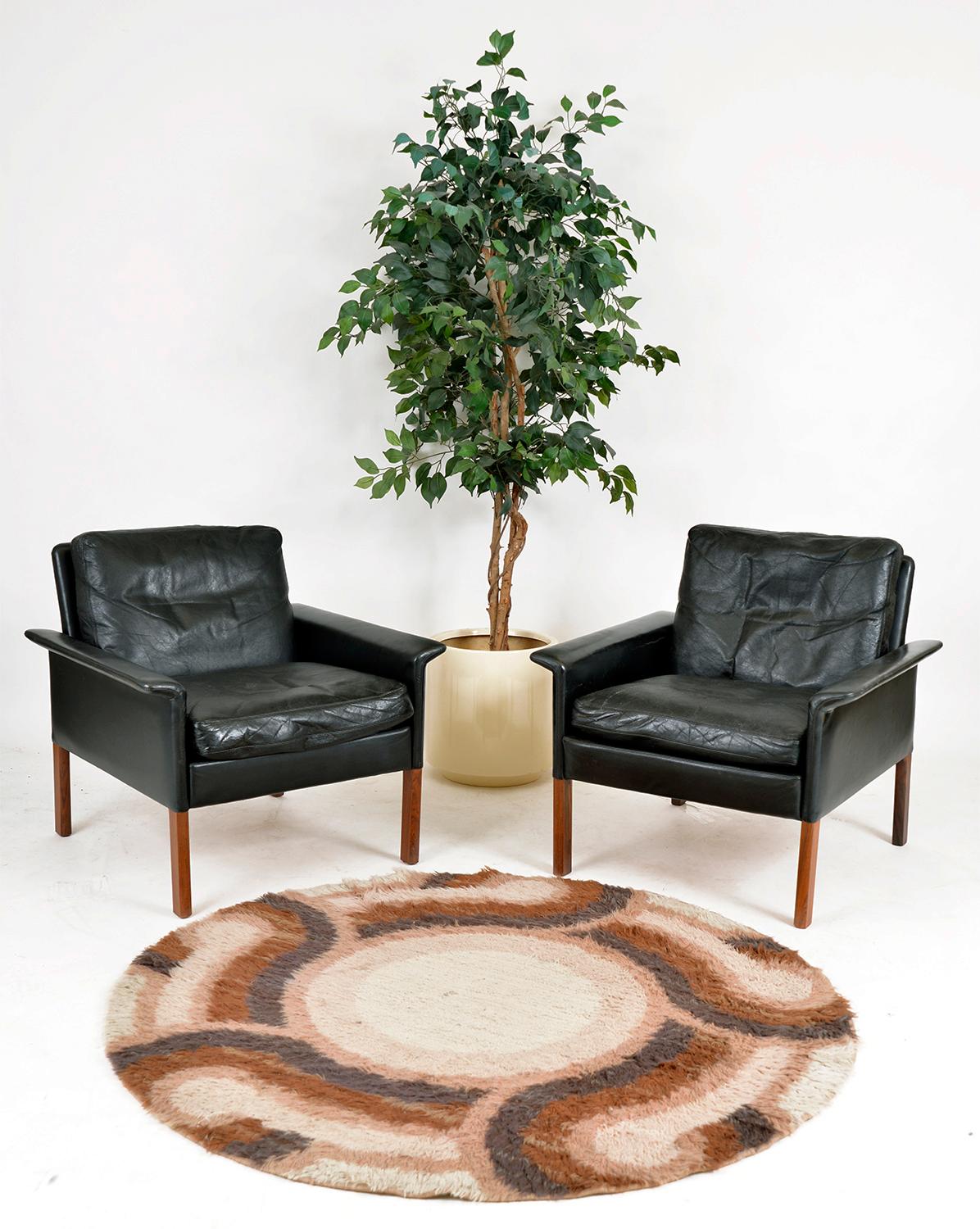Pair Black Leather Lounge Chairs Model 500 by Hans Olsen CS Møbler Denmark 1960s In Good Condition In Sherborne, Dorset