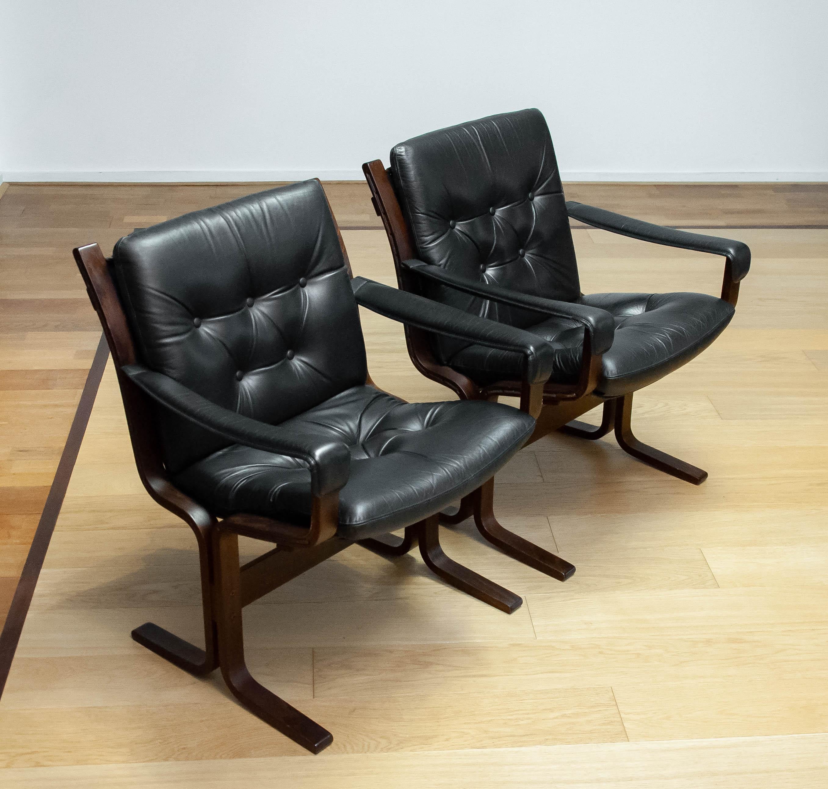 Mid-20th Century Pair Black Leather Padded Model 'Siesta' Dining Office Chairs By Ingmar Relling For Sale
