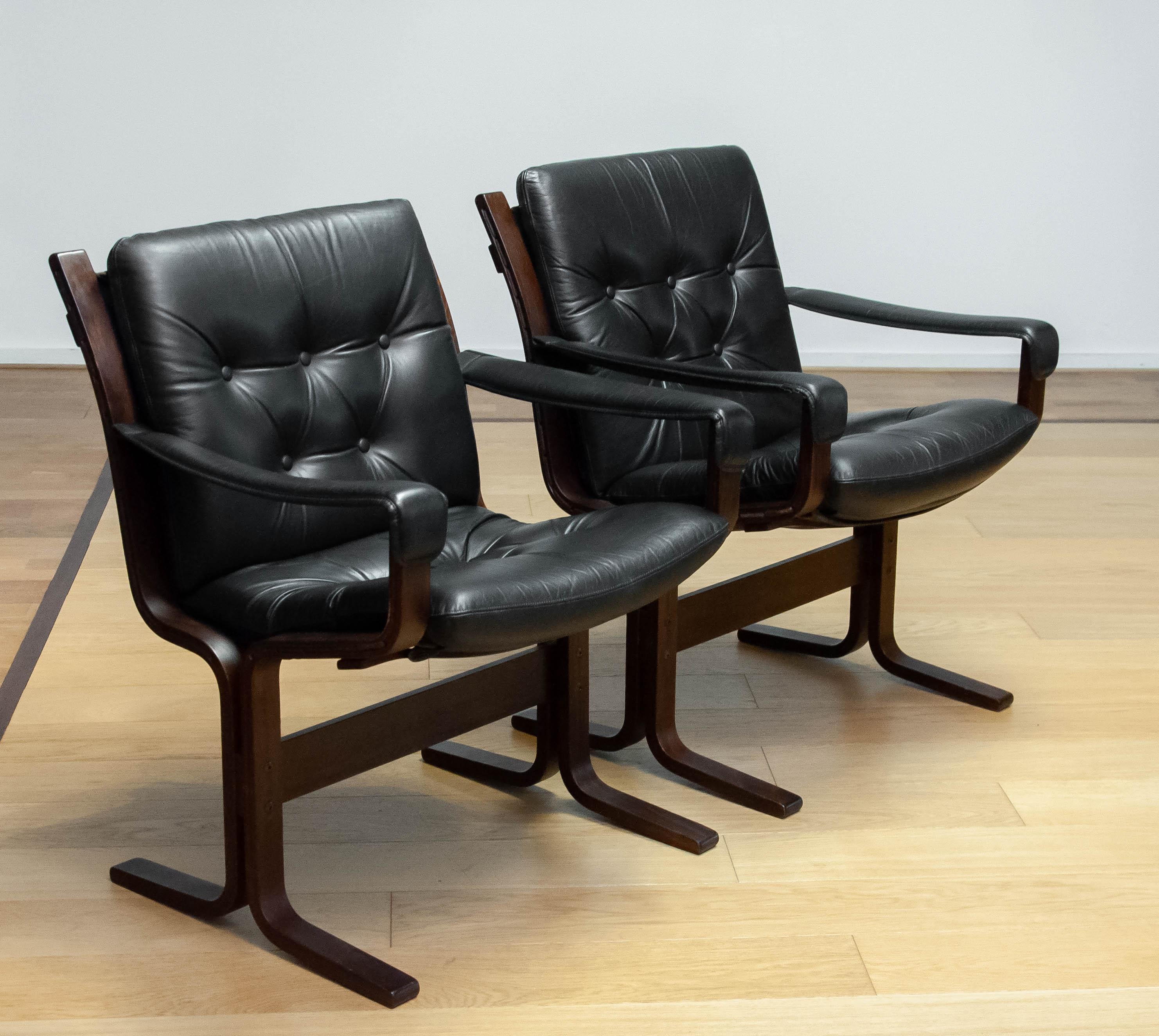 Milieu du XXe siècle Paire de chaises de salle à manger / bureau 'Siesta' en cuir noir d'Ingmar Relling Westnova en vente