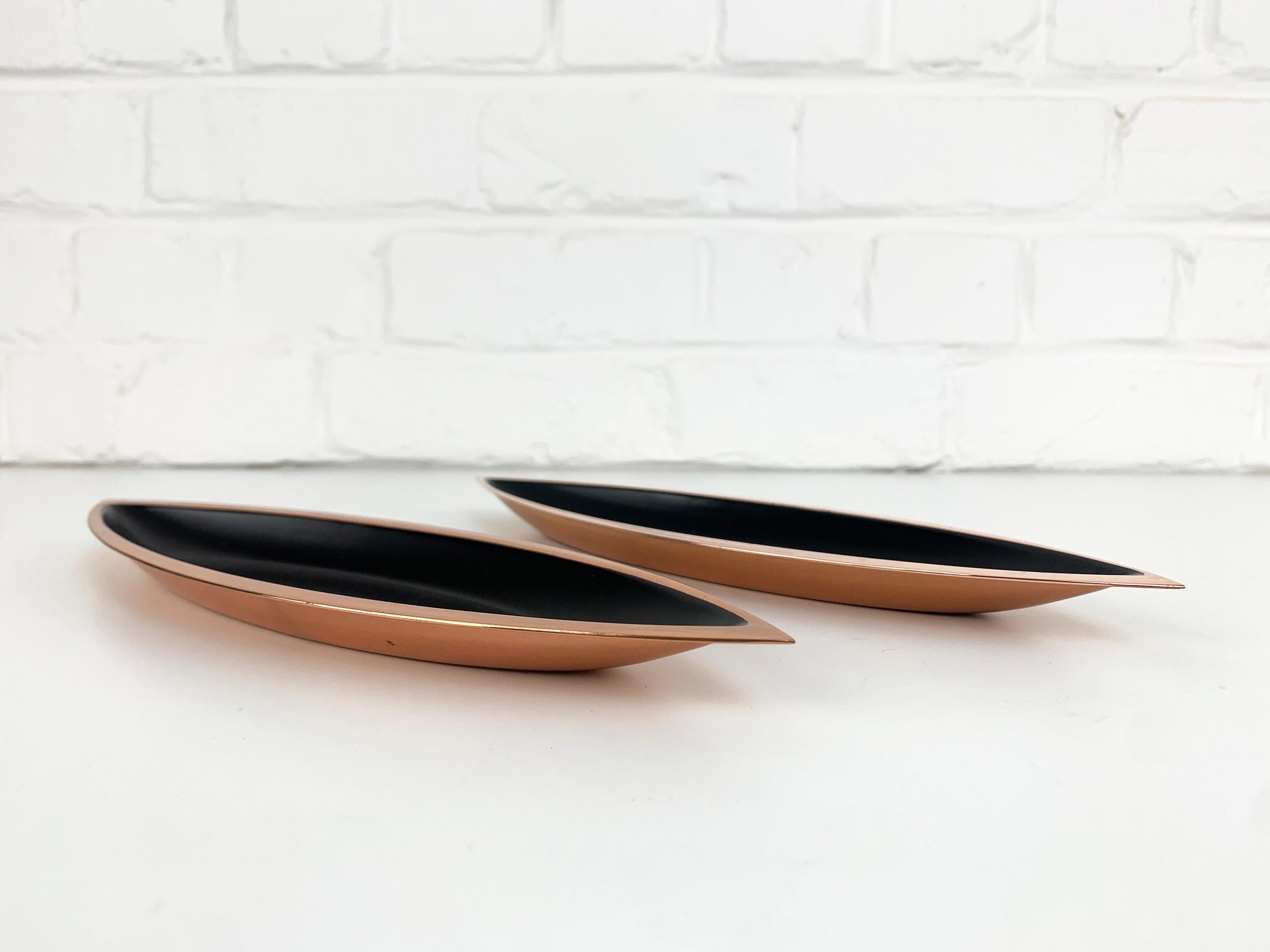 Pareja de cuencos modernistas negros de cobre de Gunnar Ander Ystad Metall Suecia Escandinavo moderno en venta
