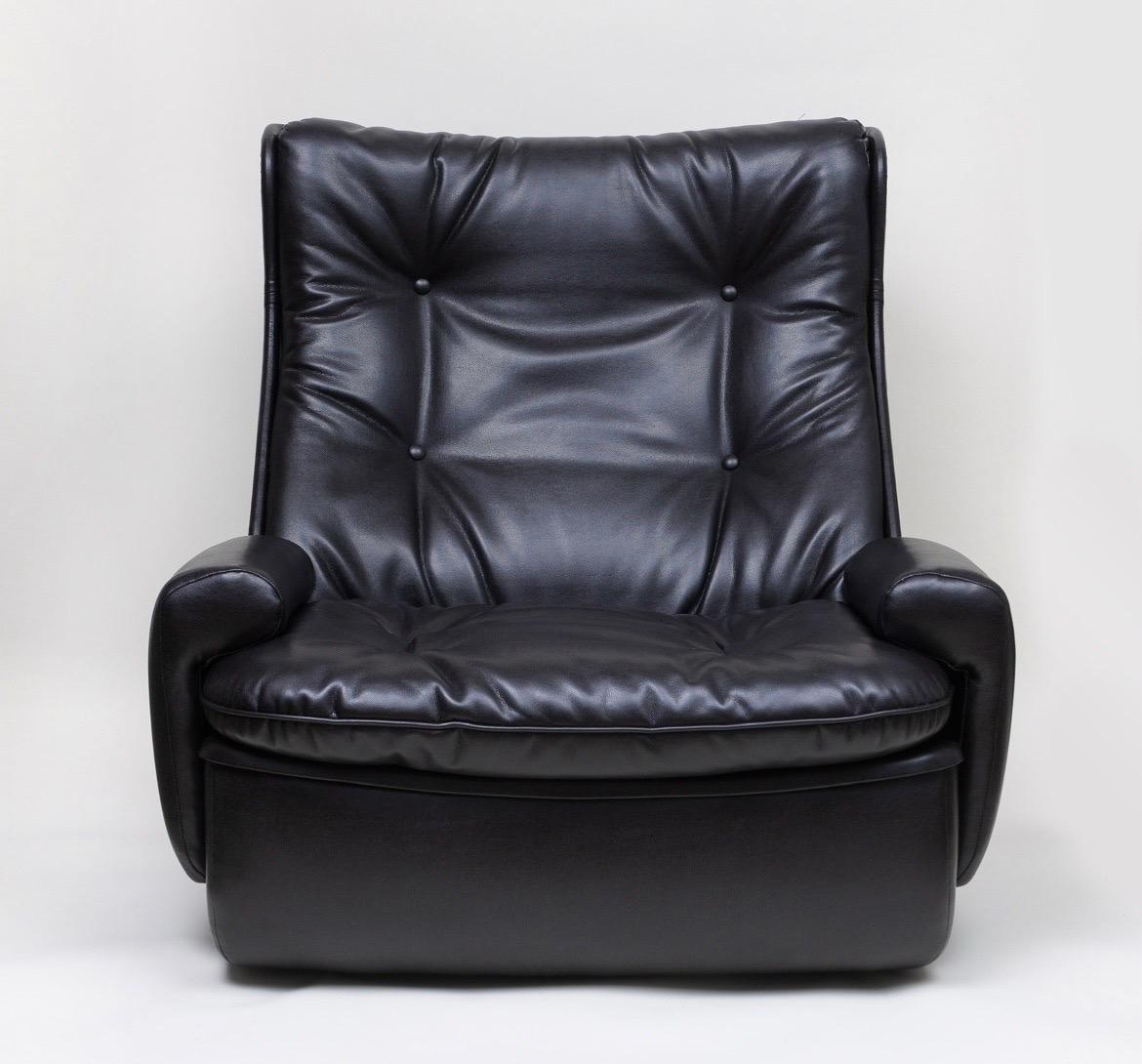 Michel Cadestin for Airborne, Orchide Lounge Chairs
Newly Upholstered in High quality faux black leather. These are extremely comfortable and chic and match any decor.
Excellent condition.


Same era as: Charlotte Perriand, Jean Prouve, Pierre