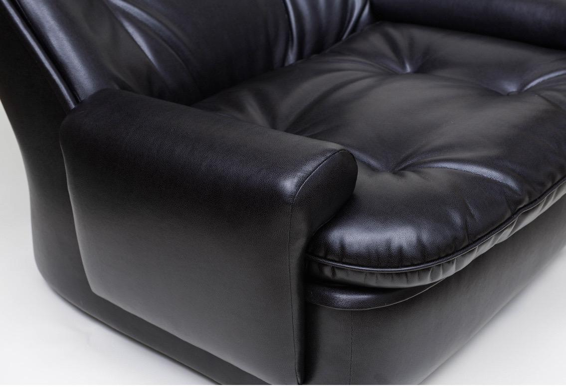 Pair Black Orchidee Lounge Chairs by Michel Cadestin for Airborne France In Good Condition For Sale In New York, NY