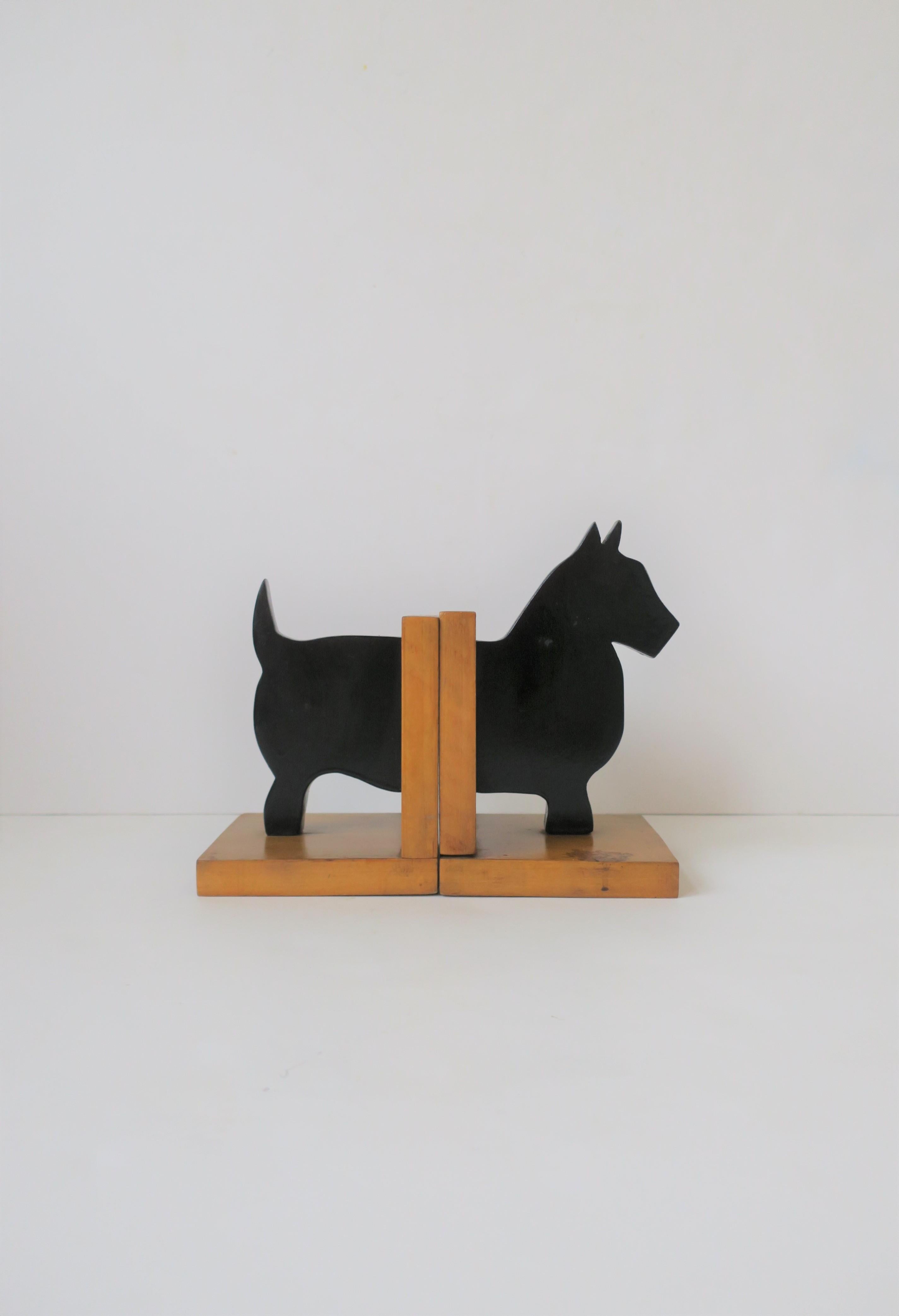 A pair of black Scottish 'Scottie' terrier dog wood bookends, circa mid-20th century. 

Measurements: 
each measure, 4.88