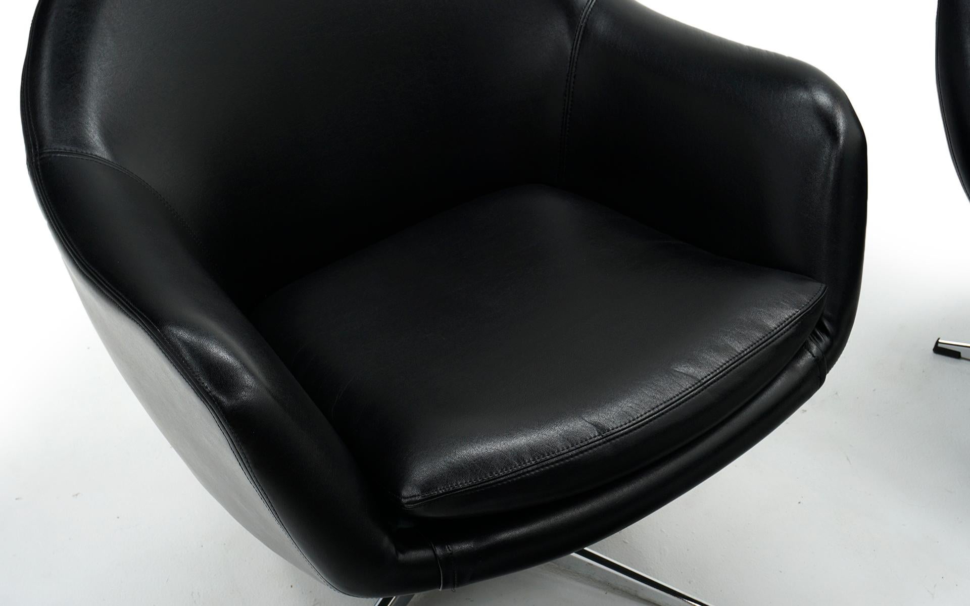 Black Swivel Chairs by Overman, One High Back, One Standard, Ready to Use, Pair In Good Condition In Kansas City, MO