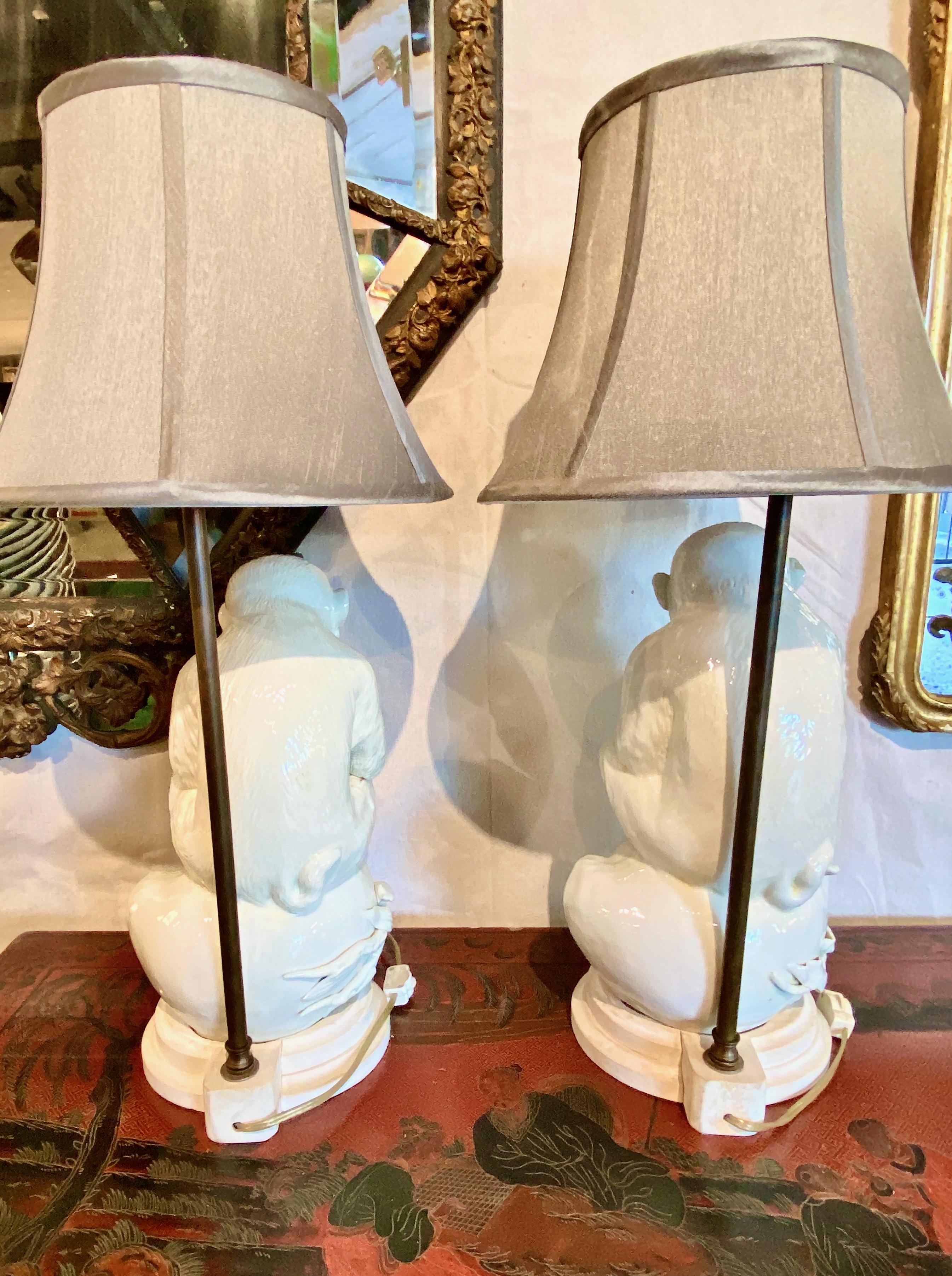 Paire de lampes singe Blanc de Chine Bon état - En vente à Pasadena, CA