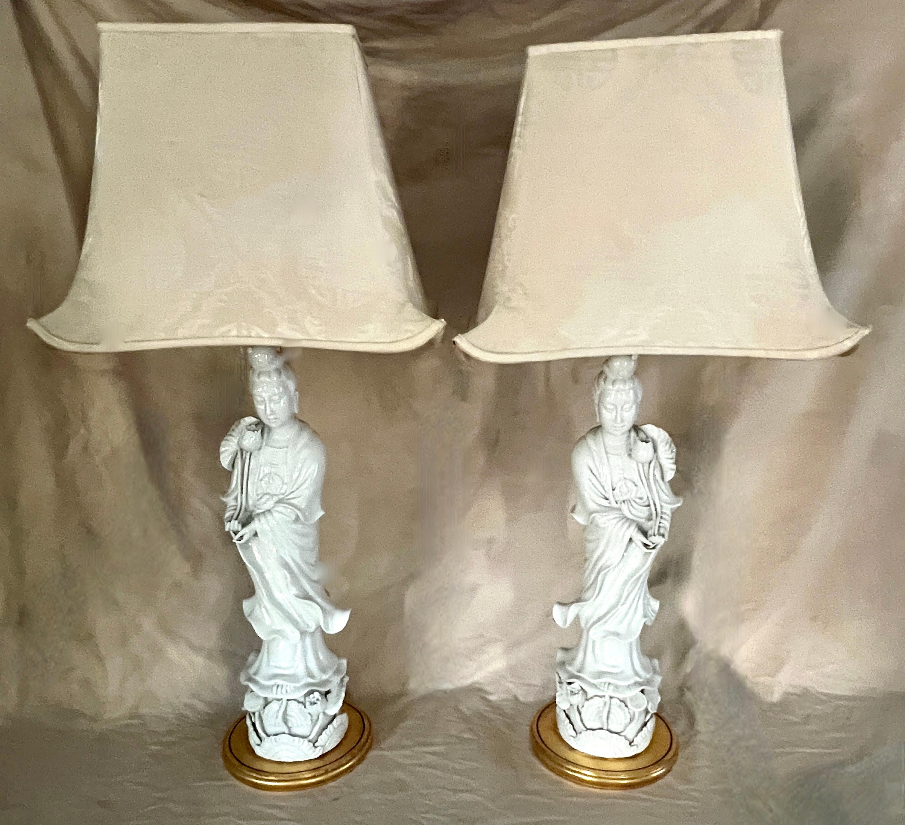 Fait main Paire de lampes Quan Yin en porcelaine blanche de Chine avec abat-jour pagode en vente