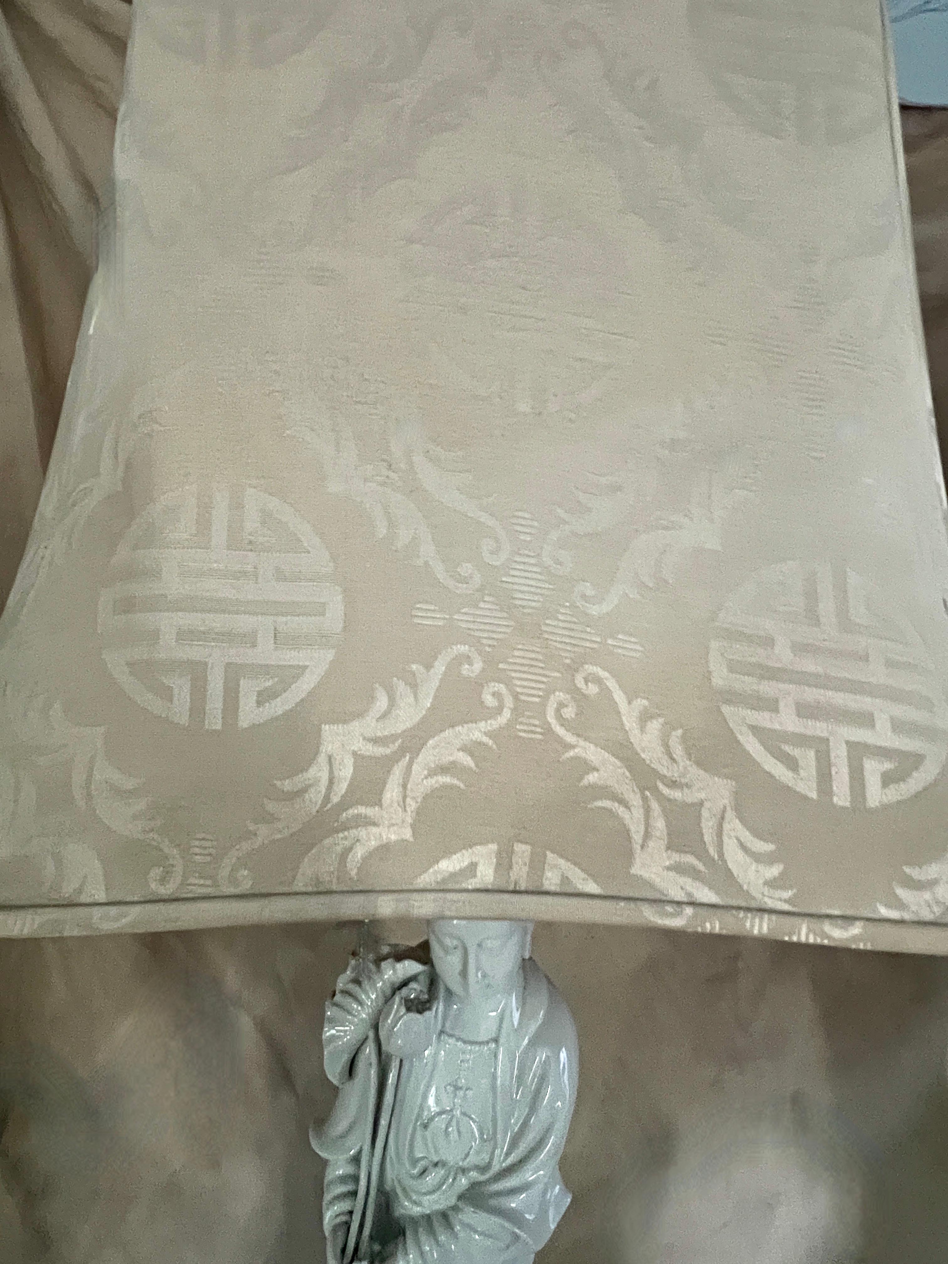 Paire de lampes Quan Yin en porcelaine blanche de Chine avec abat-jour pagode Bon état - En vente à Los Angeles, CA