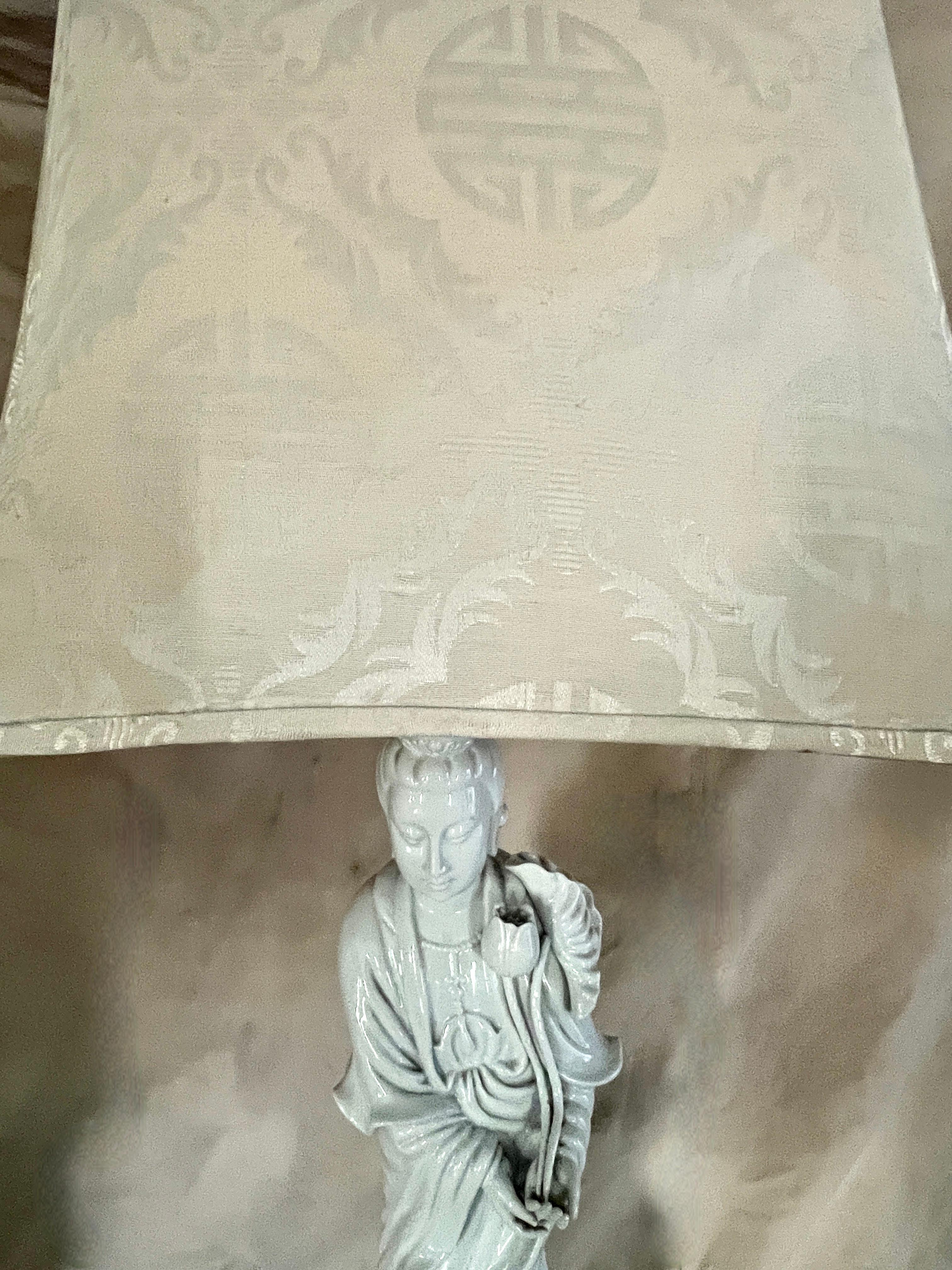 20ième siècle Paire de lampes Quan Yin en porcelaine blanche de Chine avec abat-jour pagode en vente