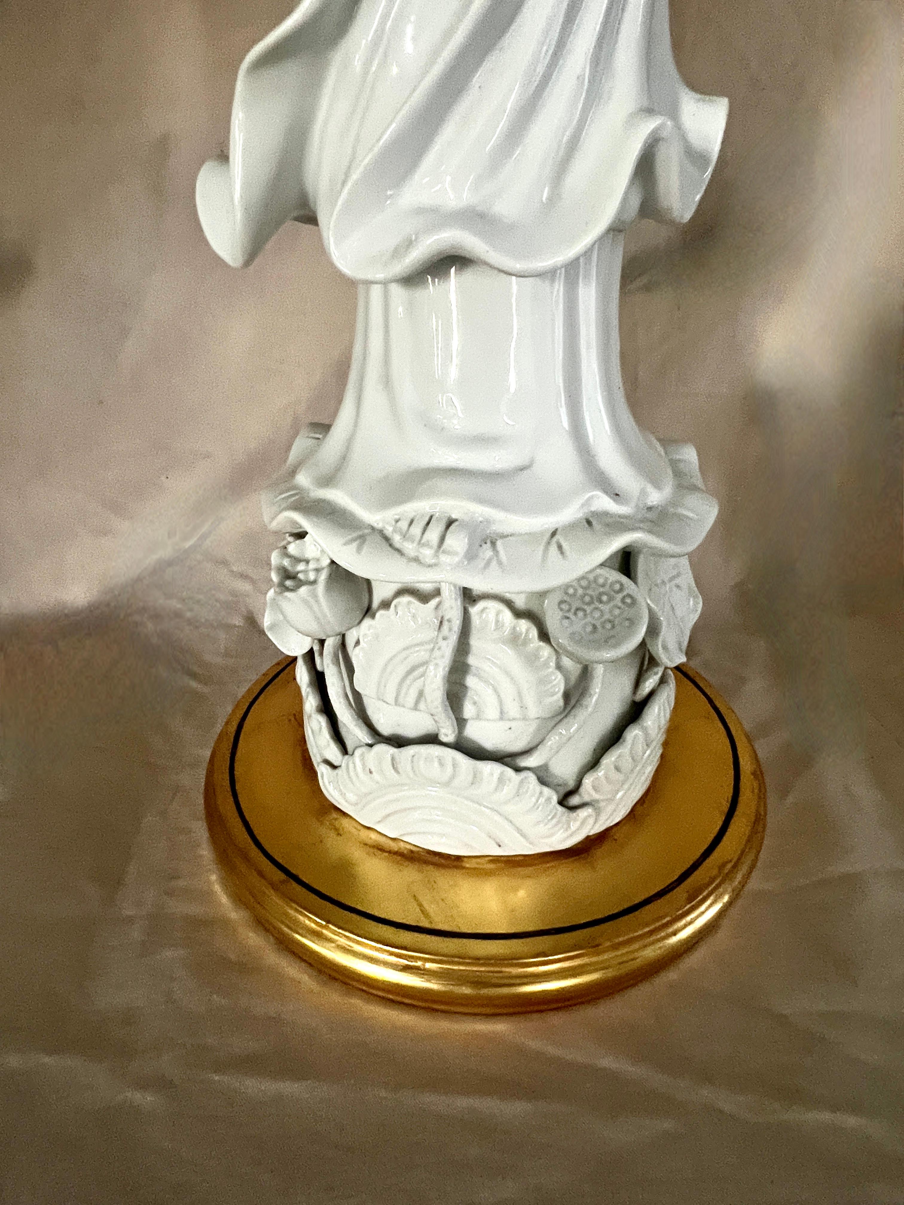 Laiton Paire de lampes Quan Yin en porcelaine blanche de Chine avec abat-jour pagode en vente
