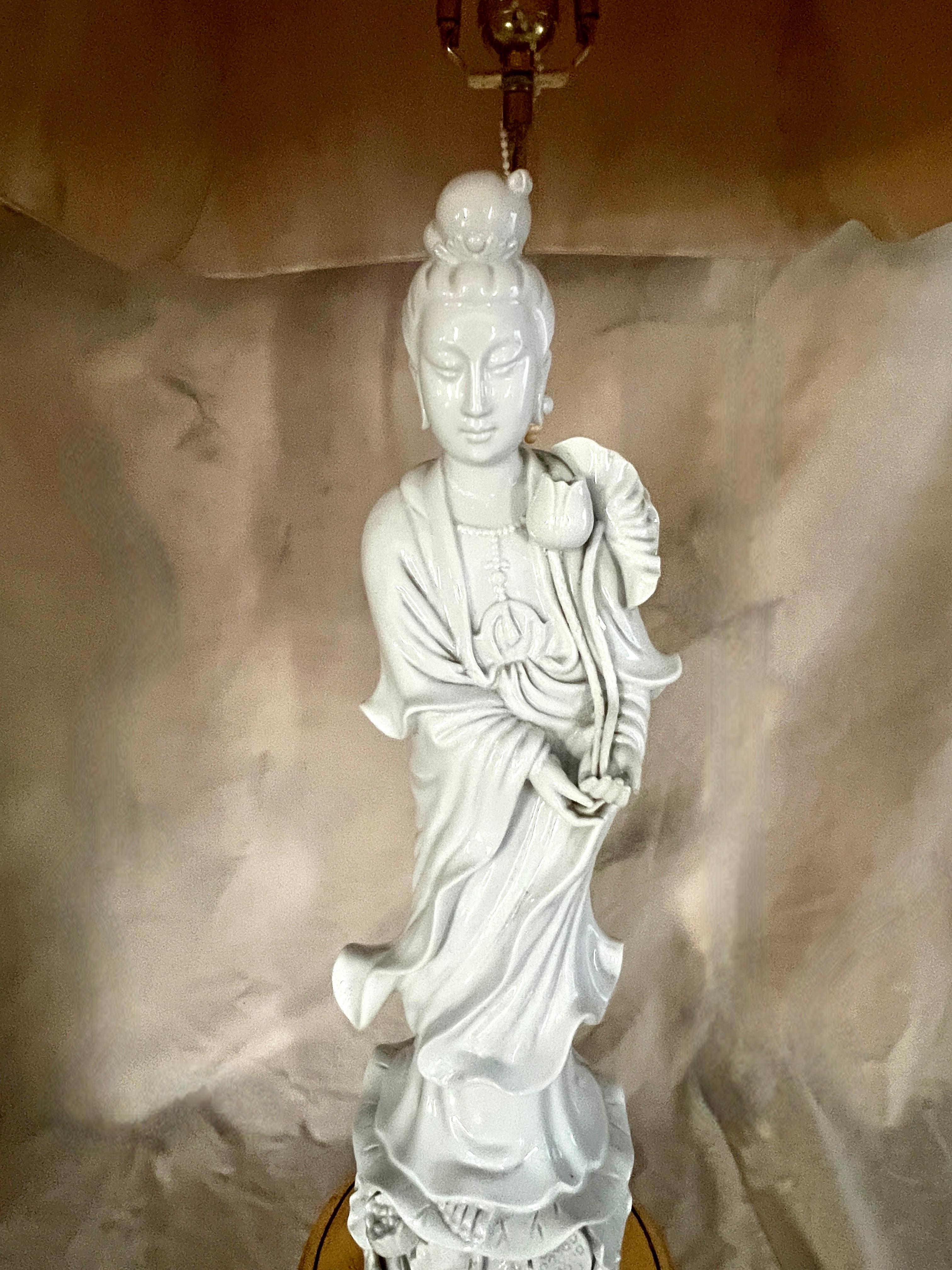 Paire de lampes Quan Yin en porcelaine blanche de Chine avec abat-jour pagode en vente 1