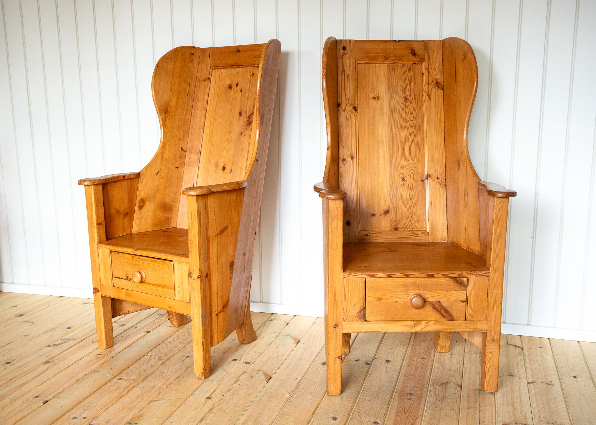 Coppia di sedie bionde Lambing Poltrone rustiche da fattoria Wingback Fireside Vintage in vendita 2
