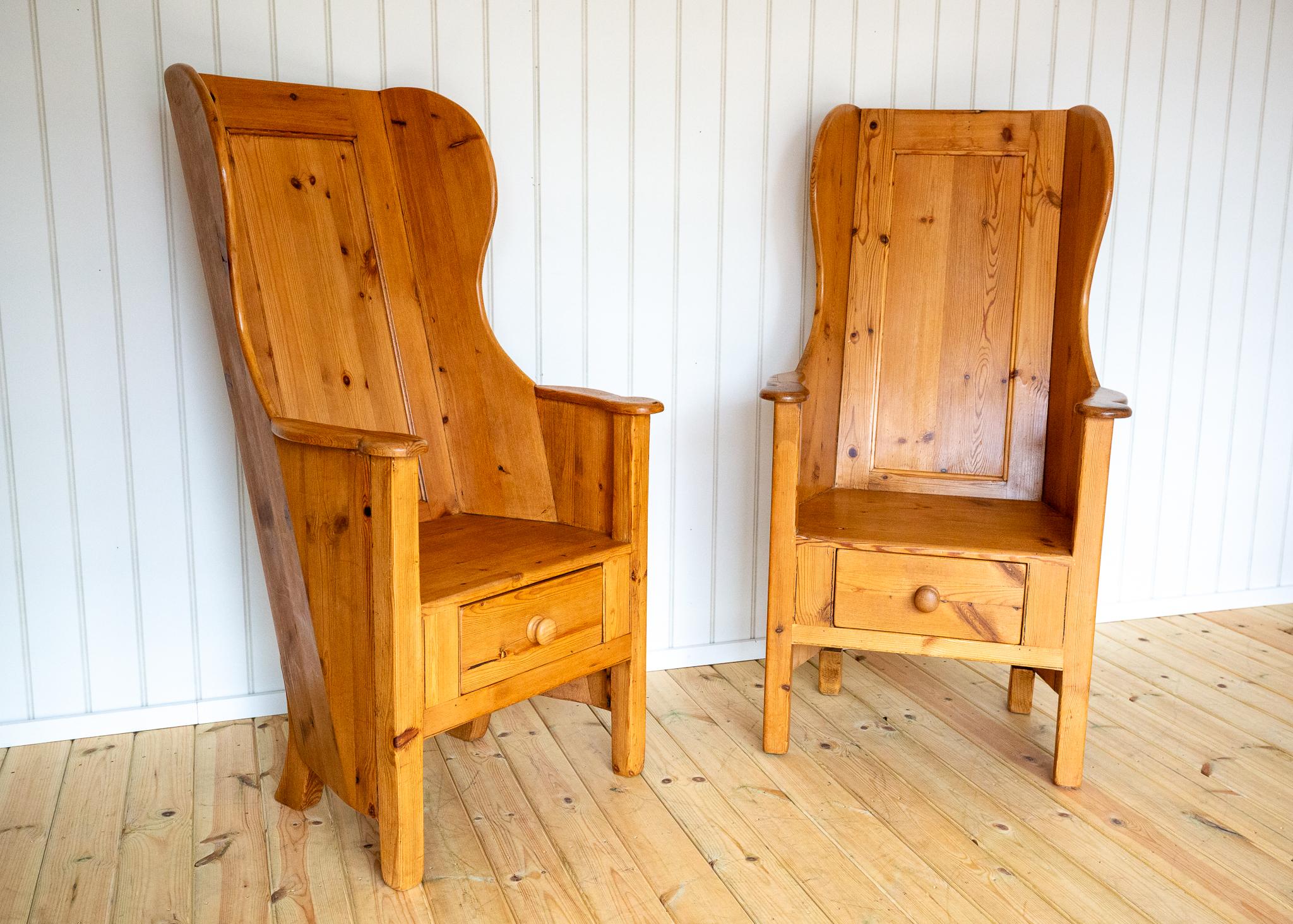 Coppia di sedie bionde Lambing Poltrone rustiche da fattoria Wingback Fireside Vintage in vendita 5