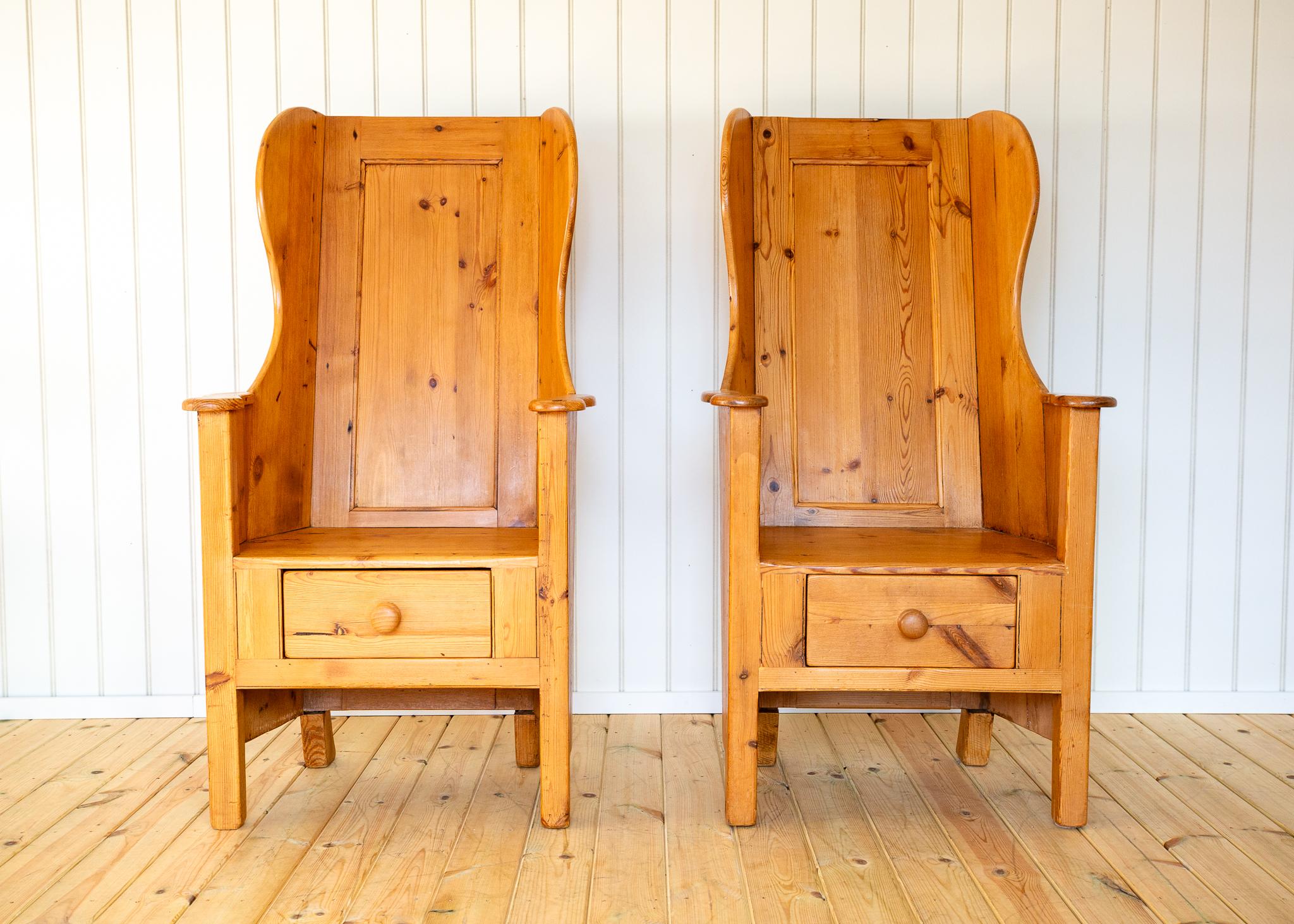 Coppia di sedie bionde Lambing Poltrone rustiche da fattoria Wingback Fireside Vintage in vendita 6