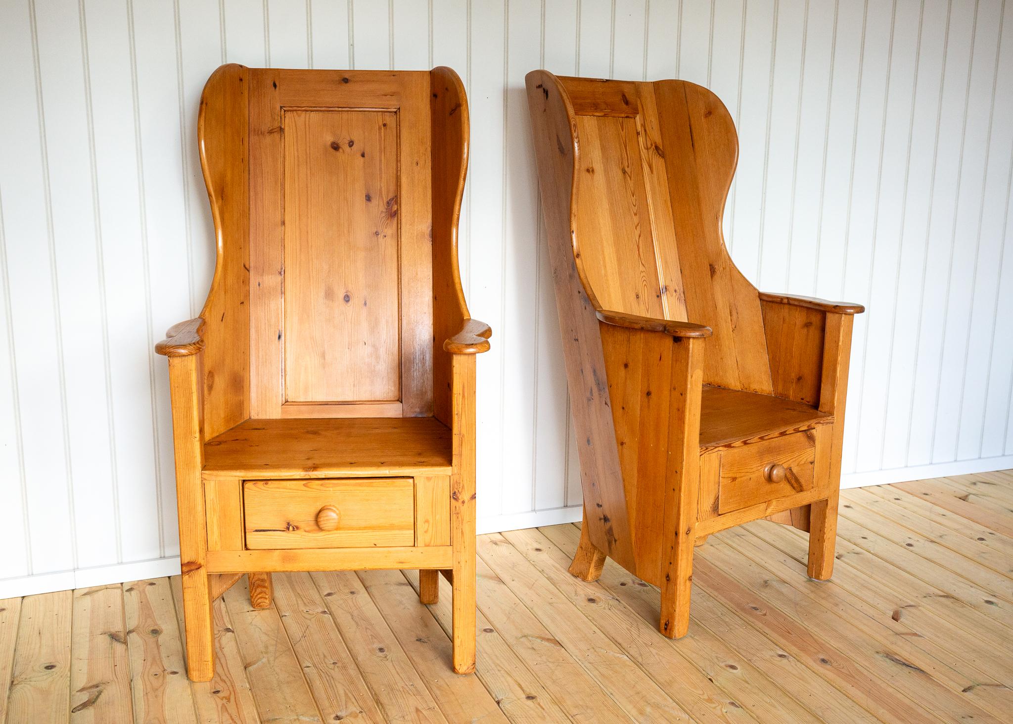 Coppia di sedie bionde Lambing Poltrone rustiche da fattoria Wingback Fireside Vintage in vendita 7