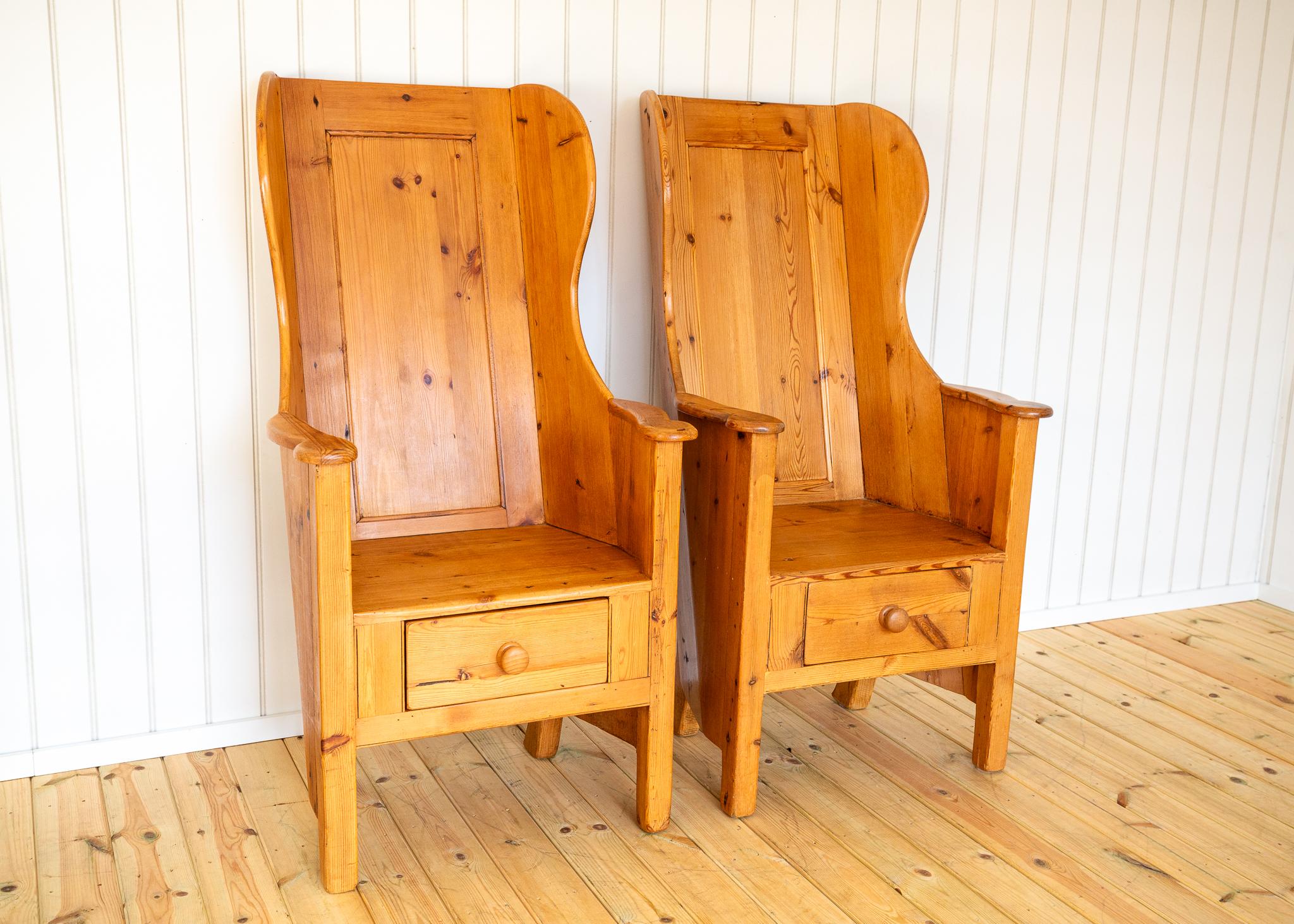 Coppia di sedie bionde Lambing Poltrone rustiche da fattoria Wingback Fireside Vintage in vendita 8