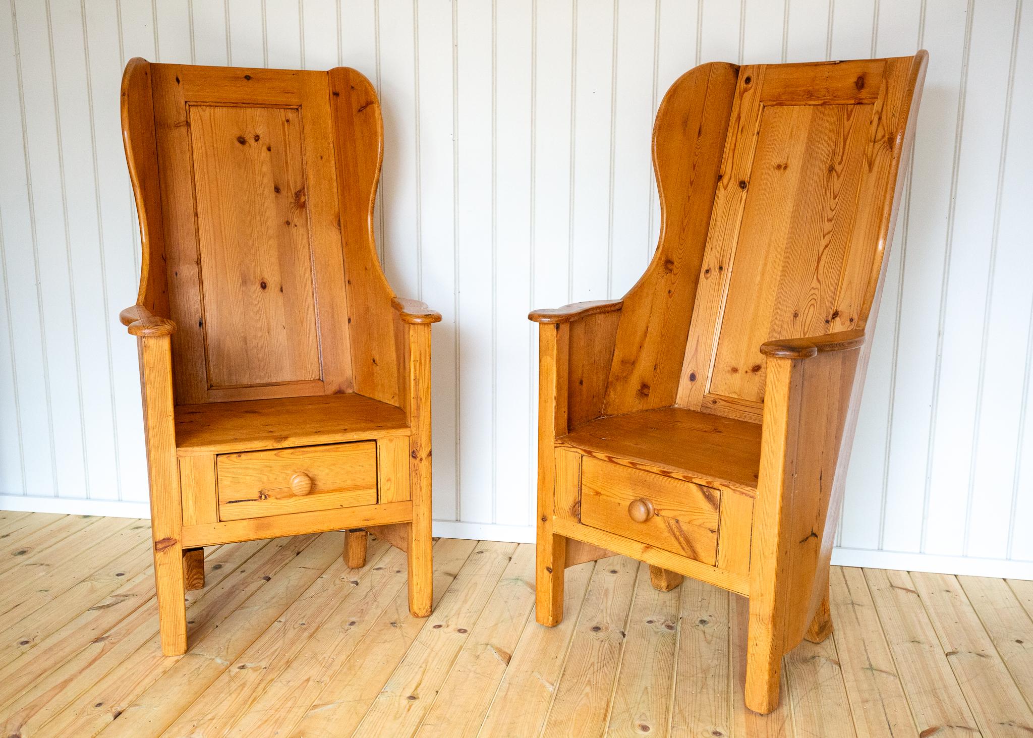 Coppia di sedie bionde Lambing Poltrone rustiche da fattoria Wingback Fireside Vintage in vendita 9