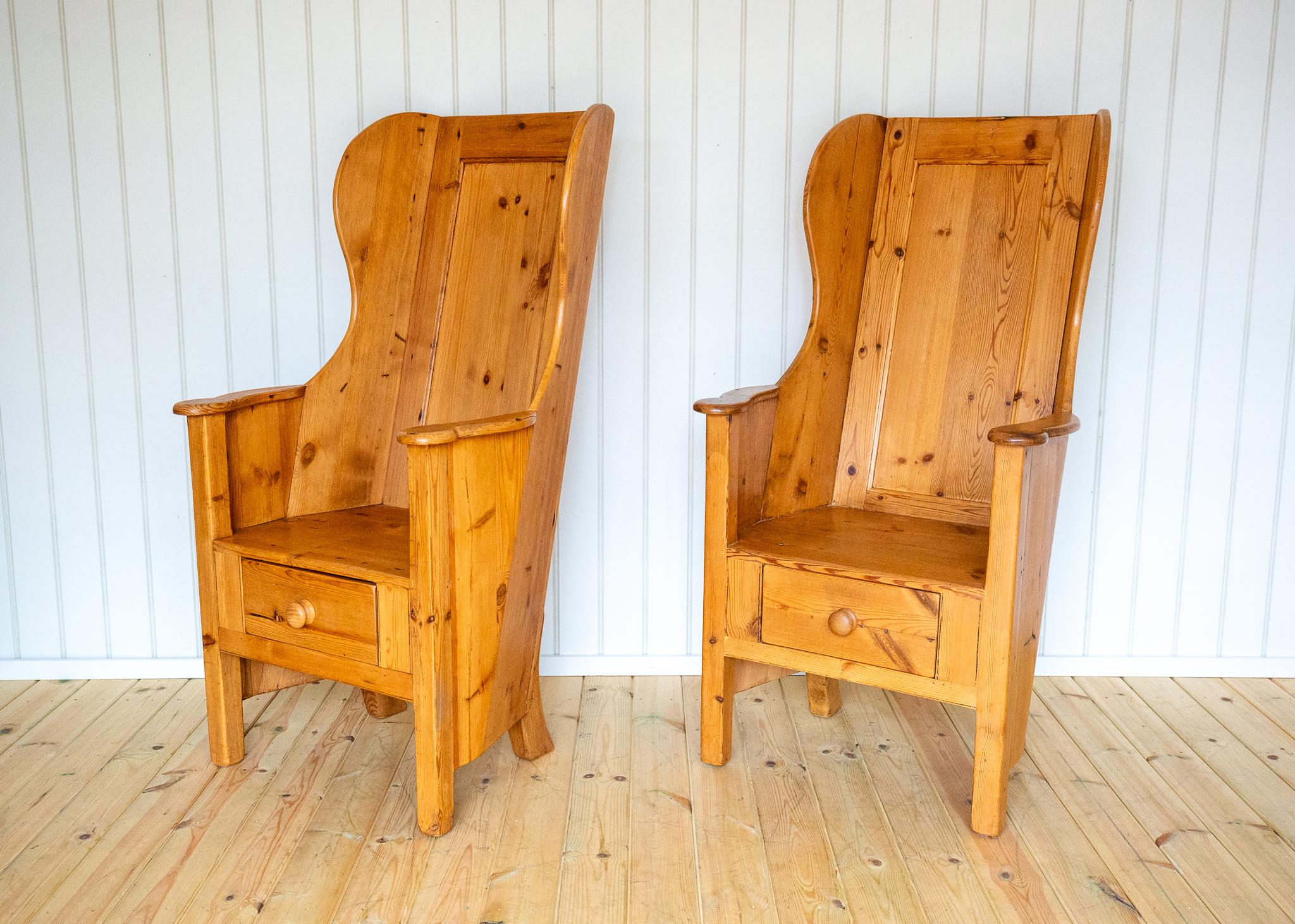 Rustico Coppia di sedie bionde Lambing Poltrone rustiche da fattoria Wingback Fireside Vintage in vendita