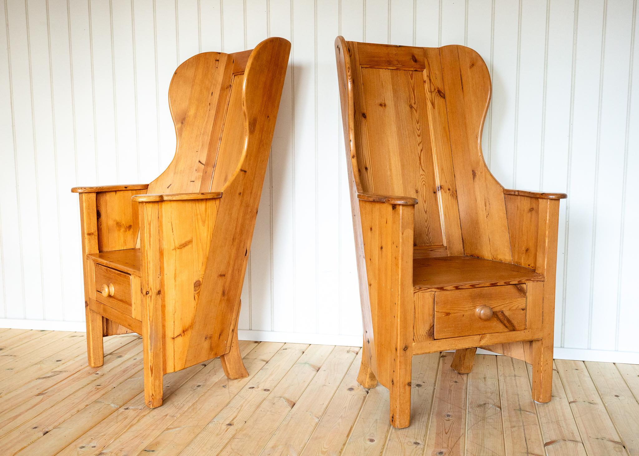 Inglese Coppia di sedie bionde Lambing Poltrone rustiche da fattoria Wingback Fireside Vintage in vendita
