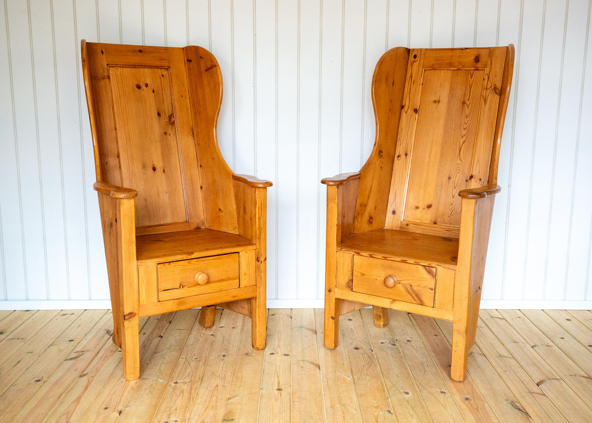 Intagliato Coppia di sedie bionde Lambing Poltrone rustiche da fattoria Wingback Fireside Vintage in vendita