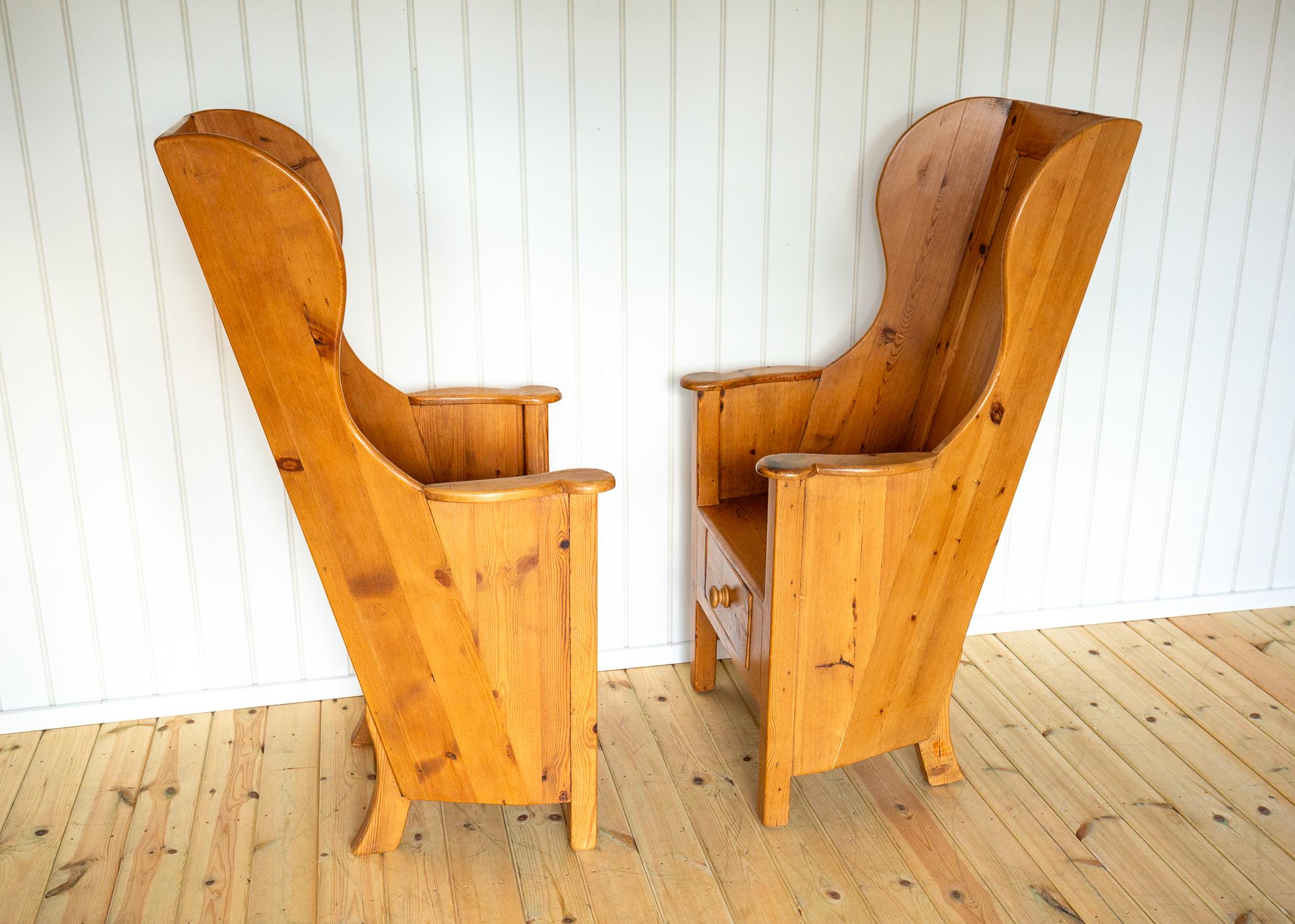 Coppia di sedie bionde Lambing Poltrone rustiche da fattoria Wingback Fireside Vintage In condizioni buone in vendita a London, GB