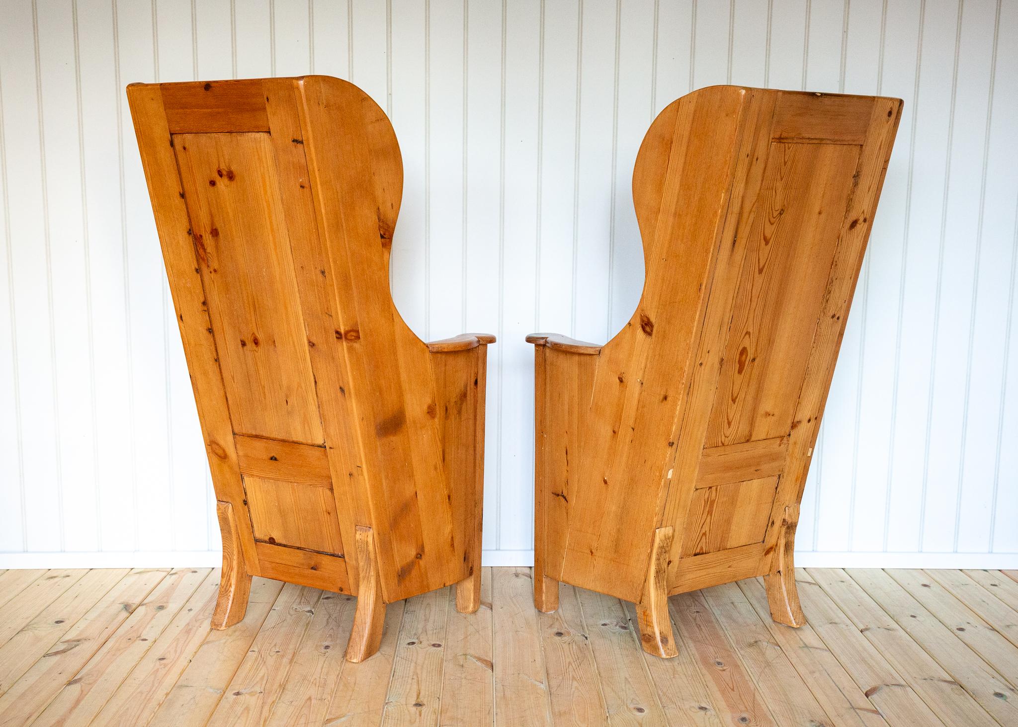 XX secolo Coppia di sedie bionde Lambing Poltrone rustiche da fattoria Wingback Fireside Vintage in vendita