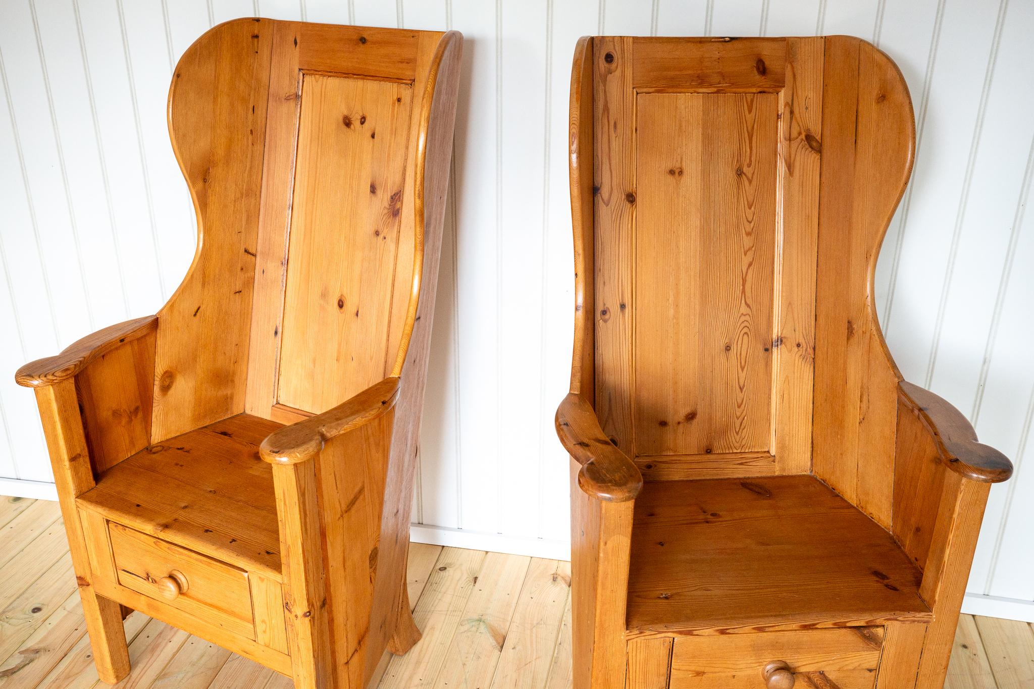 Pino Coppia di sedie bionde Lambing Poltrone rustiche da fattoria Wingback Fireside Vintage in vendita
