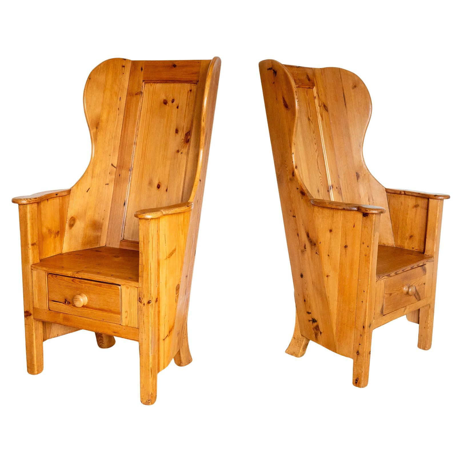 Coppia di sedie bionde Lambing Poltrone rustiche da fattoria Wingback Fireside Vintage in vendita