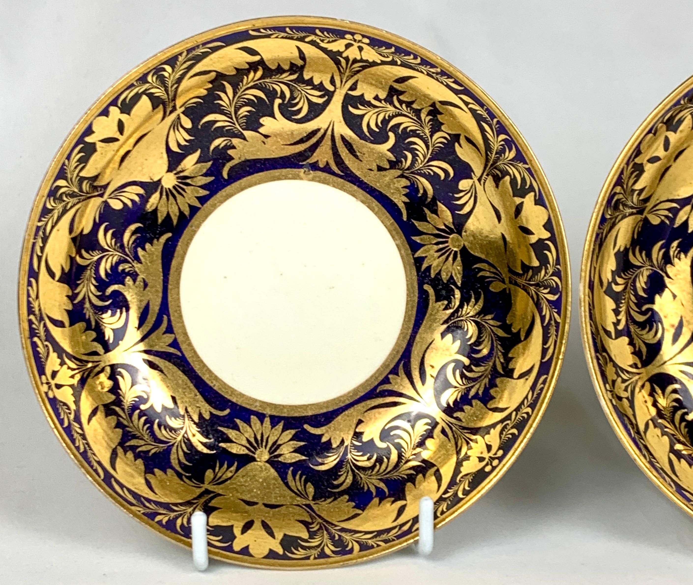 Dipinto a mano Coppia di piattini Derby blu e oro Inghilterra CIRCA 1820 in vendita