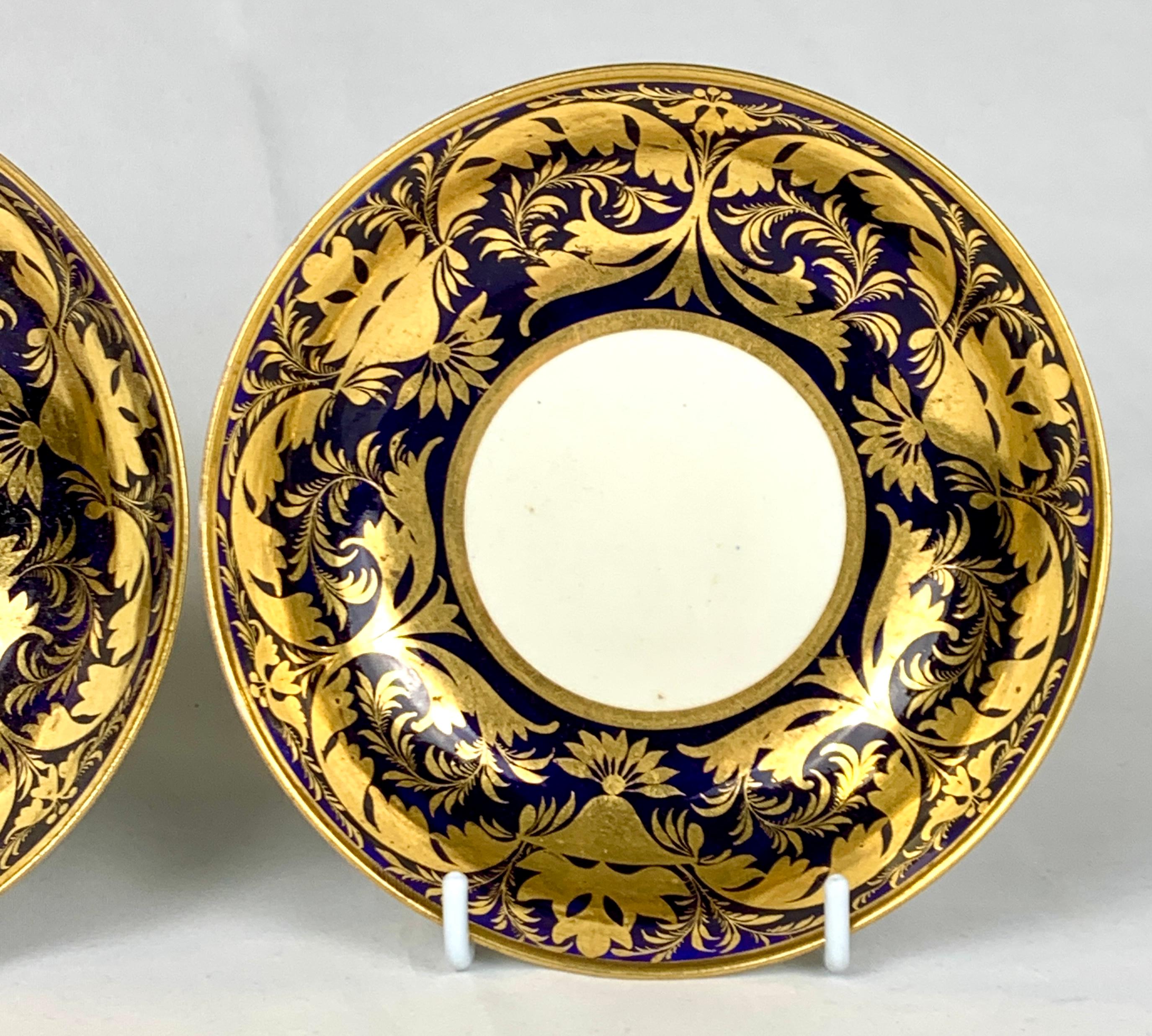 Coppia di piattini Derby blu e oro Inghilterra CIRCA 1820 In condizioni ottime in vendita a Katonah, NY