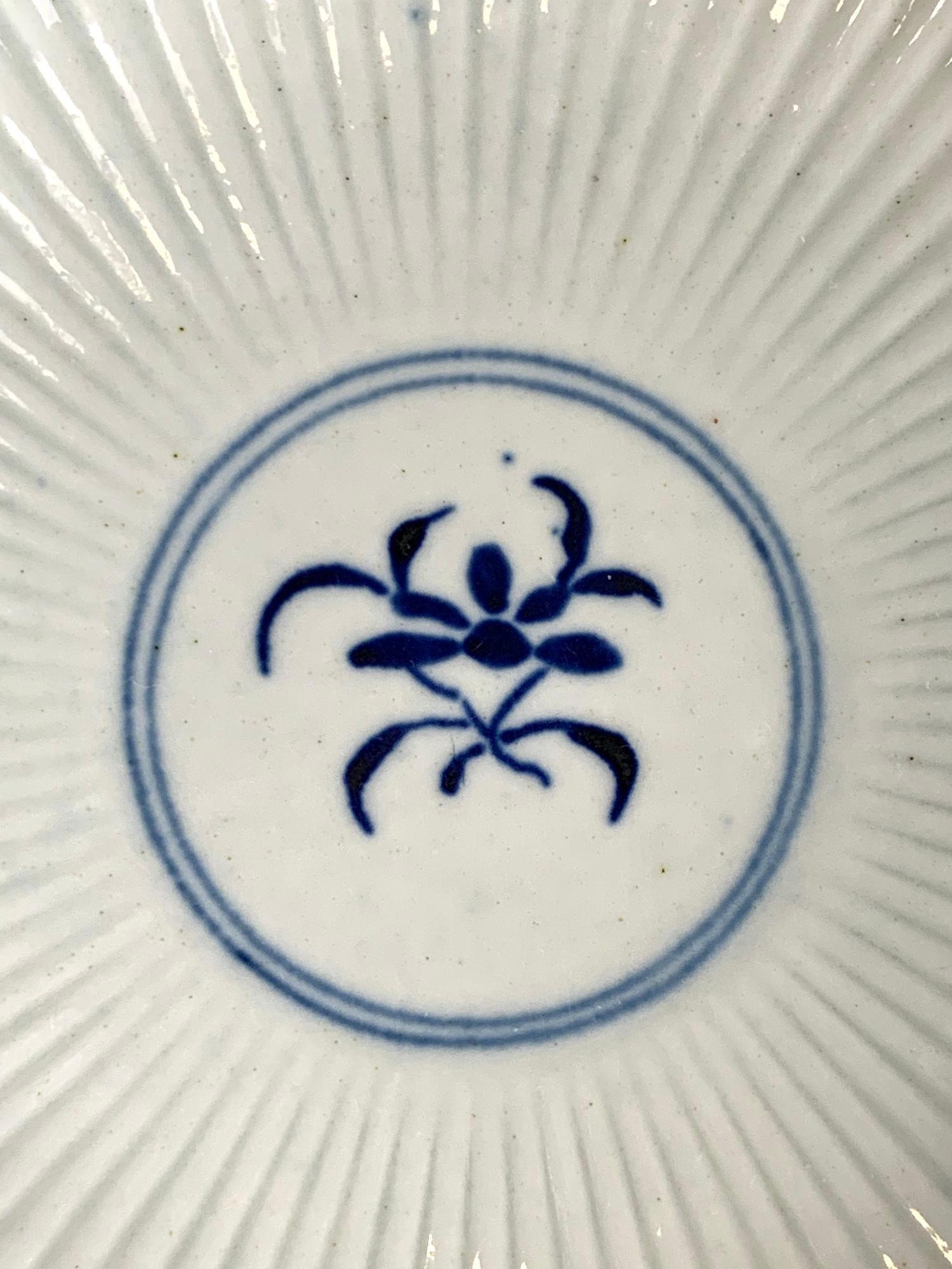 Paire de soucoupes en porcelaine Dr. Wall Worcester du 18ème siècle, bleues et blanches Excellent état - En vente à Katonah, NY