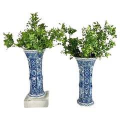 Coppia di vasi antichi Delft blu e bianchi dipinti a mano Paesi Bassi CIRCA 1870