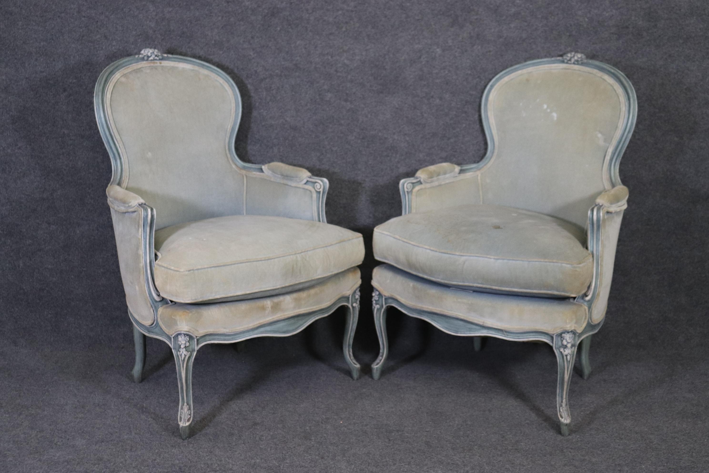 Pair Blue and White Antique Pair Balloon Back French Louis XV Bergere Chairs In Good Condition In Swedesboro, NJ