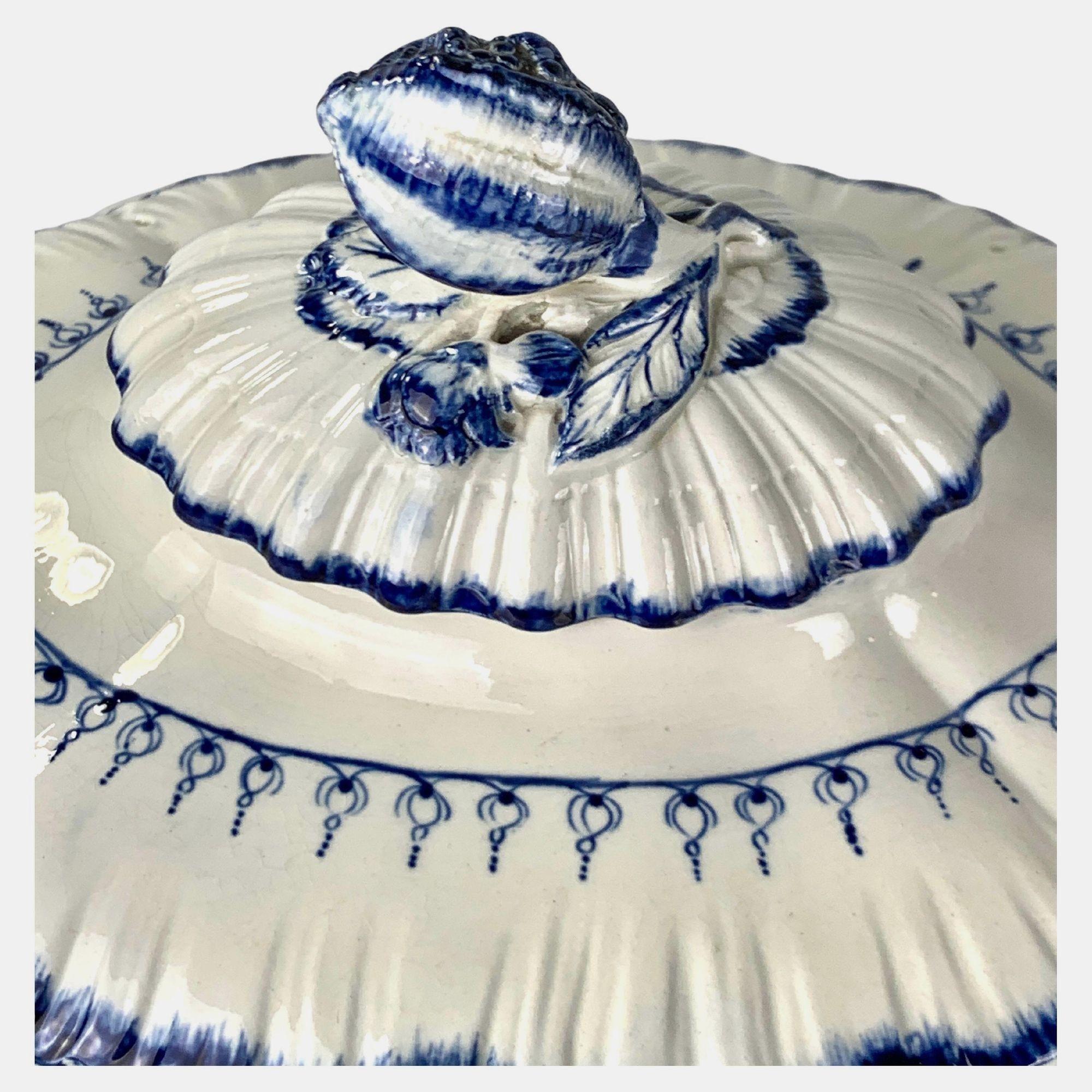 Neoclassical Pair Blue and White Antique Wedgwood Soup Tureens Mared Pattern Circa 1840 For Sale