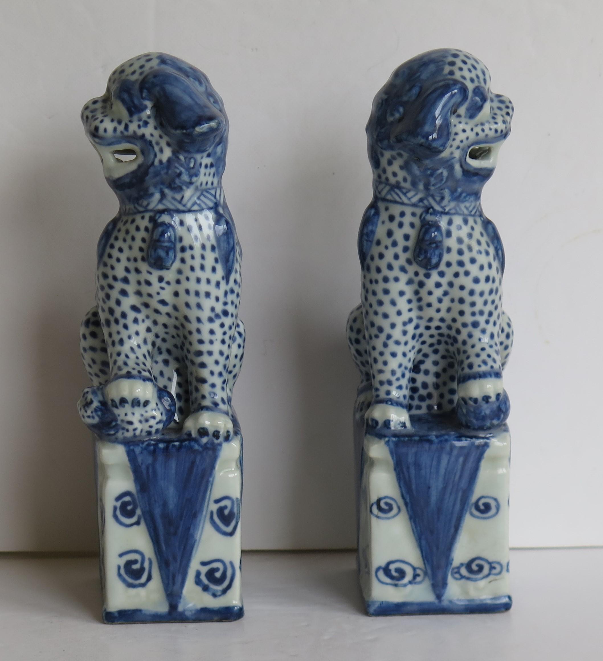 PAIR Chinese Export Foo Lion Dogs Porcelain Hand painted, circa 1920 In Good Condition In Lincoln, Lincolnshire