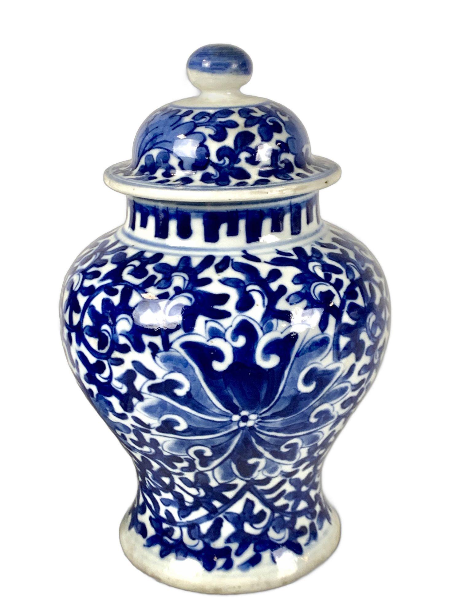 Pair Blue and White Chinese Jars Qing Dynasty Circa 1875 In Good Condition For Sale In Katonah, NY