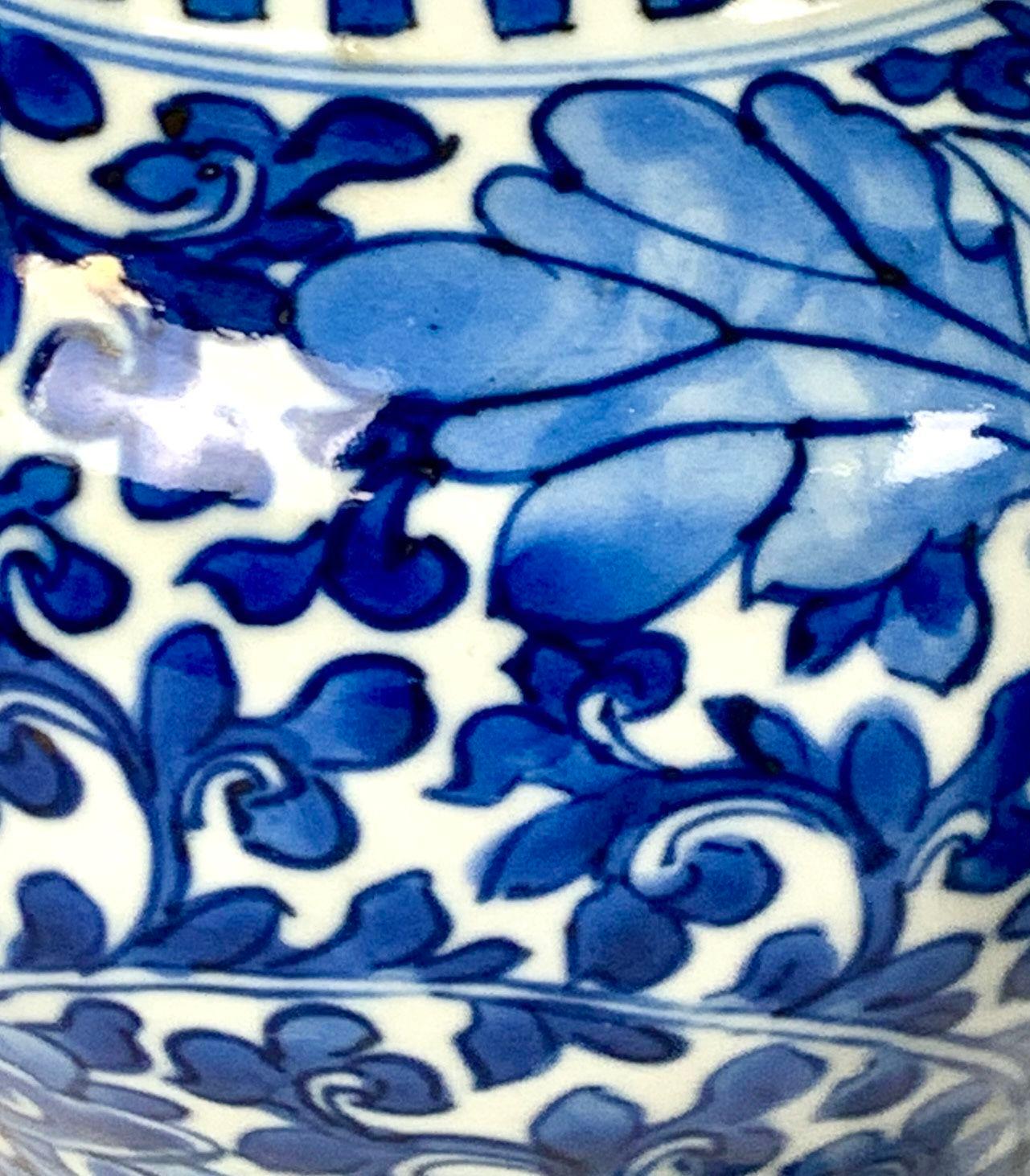 Dieses schöne Paar blau-weißer chinesischer Porzellankrüge wurde um 1875 während der Herrschaft des Guangxu-Kaisers hergestellt.
Sie sind in exquisitem Kobaltblau handbemalt und kommen in der Auslage wunderbar zur Geltung. 
Auf der Oberfläche der
